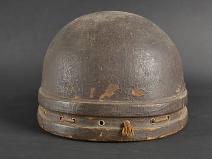 Casque de Dispatch Rider britannique. British Dispatch Rider helmet.: Casque britannique de Dispatch Rider, modele en fibre. Le cordon entourant la coiffe est present dans son integralite. L’interieur est double de feutrine. Les volets en cuir sont egalement complets