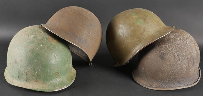 Coques de casque USM1. USM1 Helmet Shell: Ensemble compose de quatre coques de casque USM1 avec pontets fixes et fermeture du jonc a l’avant. Les jugulaires sont absentes. Deux coques presentent une peinture de refection tandis que les