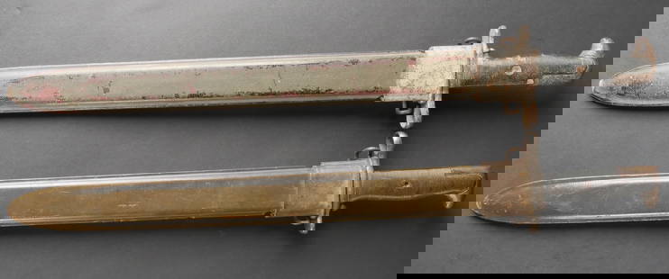 Baionnettes longue Garand. US Garand Bayonet.: Baionnettes longues pour fusil Garand. Le lot comprend une baionnette equipee de plaquettes en bakelite, avec un bouton poussoir fonctionnel. Les garnitures sont oxydees sur la face avant, mais en