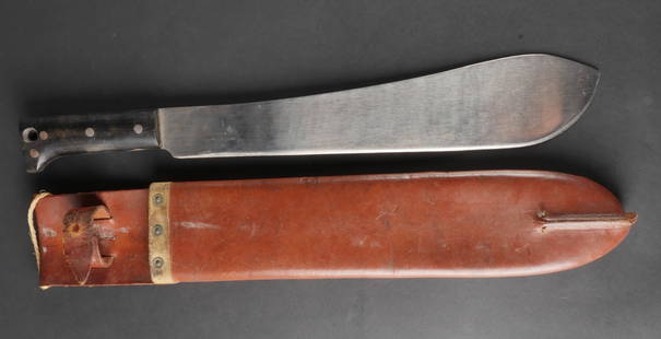 Machette US. US Army Machete.: Machette US presentee avec une housse en cuir marron. La sangle de fermeture est complete, tout comme le passant au ceinturon, avec une datation de 1941. La machette possede des plaquettes en