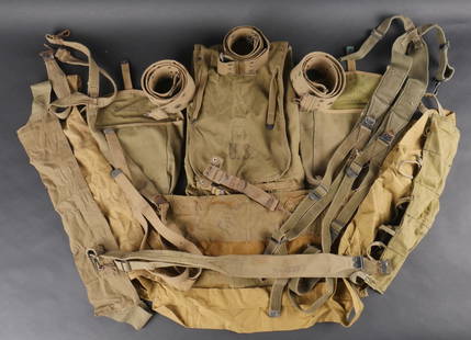Equipements US. US Army Equipment.: equipements US, comprenant huit bandoulieres, un brelage M44 incomplet, une rallonge de gourde de cavalerie en forte toile OD avec mousqueton fonctionnel, un brelage M36 incomplet, deux housses de