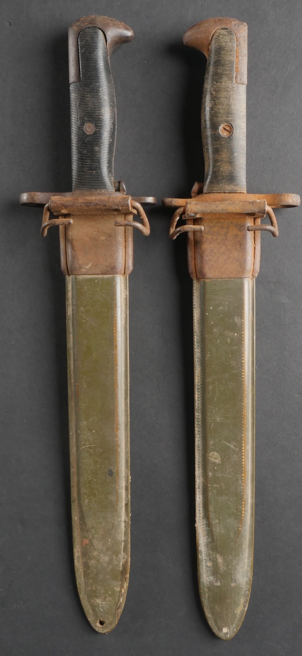 Baionnettes de Garand. US Garand bayonet.: Baionnettes pour fusil Garand, comprenant une premiere baionnette courte fortement oxydee, avec un fourreau conservant environ 70?% de sa peinture kaki la lame est egalement tres oxydee, fabrication A