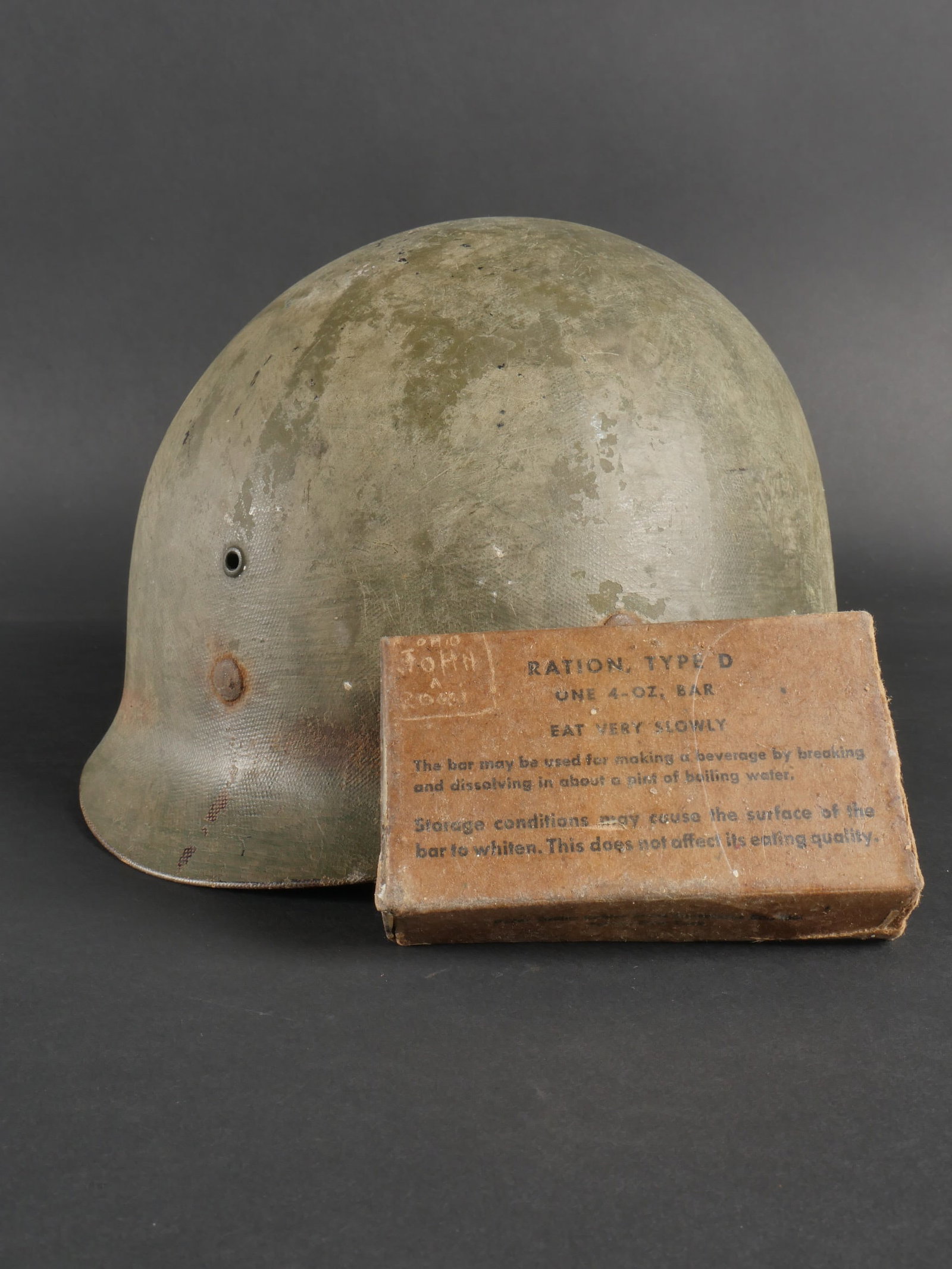 Liner de casque USM1 nominatifs. US named liner.: Liner de casque USM1 et ration D nominatifs John A. Rossi de l Ohio. Retrouves a Bastogne, ce liner MSA nominatif au nom de ROSSI sur la neck band. Peinture verte, quelques traces d un vernis qui a co