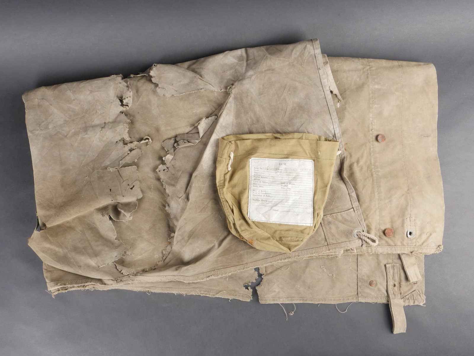 Equipements de Walter T. Riddlebubber. Riddlebubber equipment.: Equipements de Walter T. Riddlebubber intelligence officer 90th Infantry Division, wounded in action Bastogne 6 janvier 1945. Partie de toile de tente et sac a effets personnels, tous deux nominatifs 