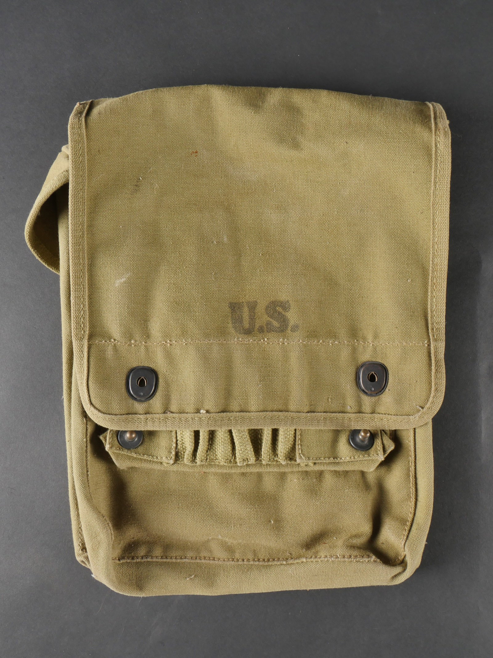 Porte carte US. American map case US Army.: Portecarte americain en toile epaisse de teinte OD3. Les boutonpression sont parfaitement fonctionnels, et un marquage US bien net est visible sur le rabat. La bretelle de transport est manquante. Il 