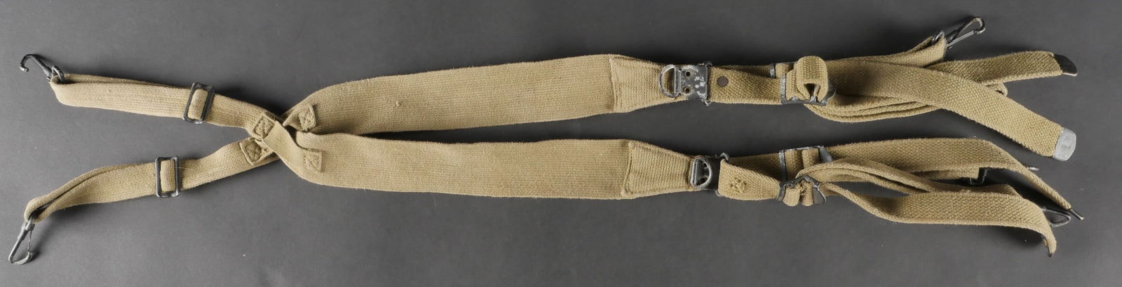 Brelage US M36. US Army M36 Webbing.: Brelage americain modele M36, confectionne en toile robuste de teinte OD. L’ensemble des elements metalliques est present, bien qu’un mousqueton soit incomplet. Les marquages de fabrication sont d