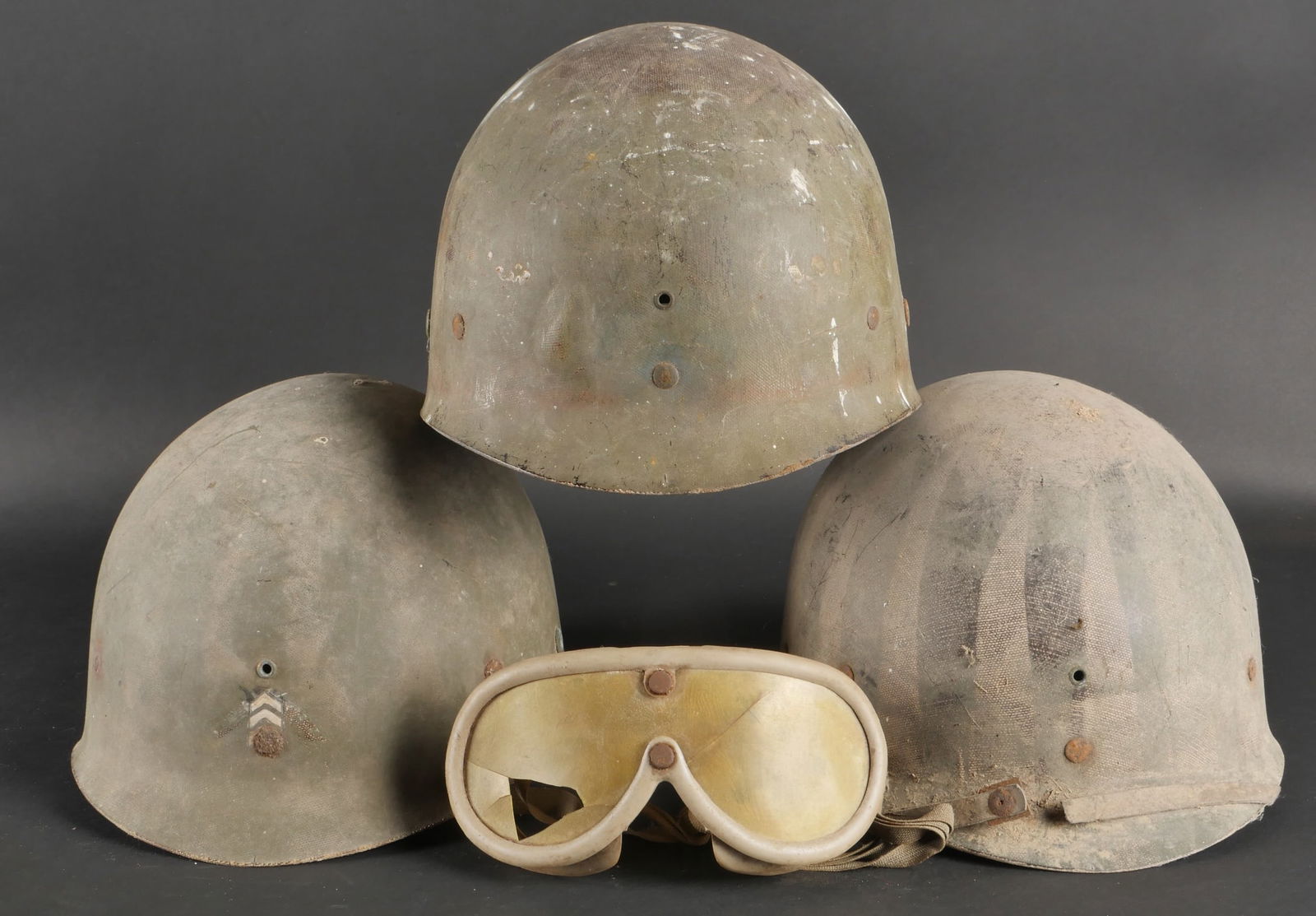 Ensemble de liners US. Set of US liners: Ensemble de liners US comprenant trois liners en materiau composite haute pression dont les fabrications sont illisibles. Les coiffes en toile sont incompletes voire absentes. Les peintures exterieure