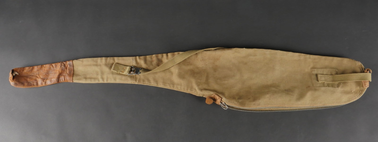 Housse de fusil Garand rifle canvas carry case 1944.: Housse de fusil Garand rifle canvas carry case 1944. Housse de transport datee 1944 a l interieur. En toile prolongee d un manchon cuir. Fermeture zip marquee Talon, avec un anneau en fer. Avec sa san