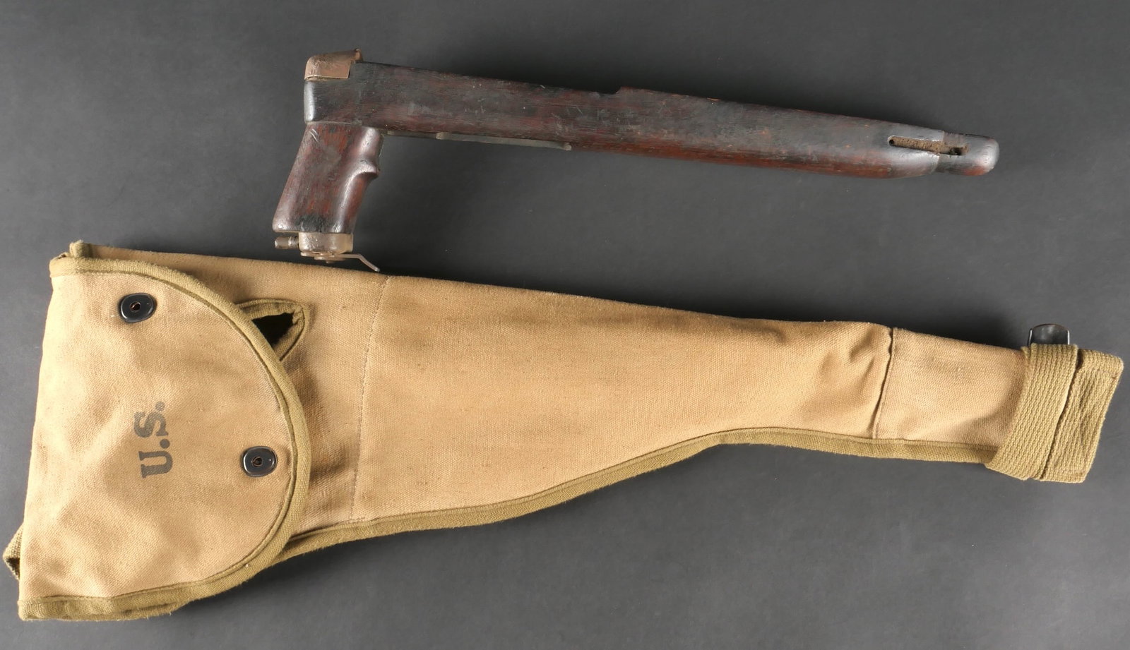 Housse de carabine USM1A1. USM1A1 carbine cover: Housse de carabine USM1A1 en toile epaisse de teinte OD3, avec toutes les sangles presentes. Les boutonpression sont fonctionnels. Un beau marquage US est visible sur le rabat. La fabrication est attr