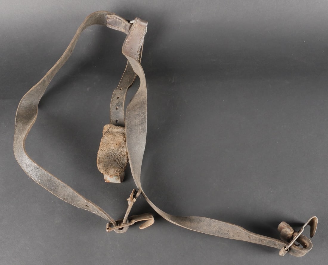 Brelage leger allemand. German light Ystrap: Brelage leger allemand en cuir noir. Les parties metalliques sont presentes, bien qu’oxydees. Le cuir demeure relativement souple. Aucun marquage n’est visible. Il convient de signaler une certain