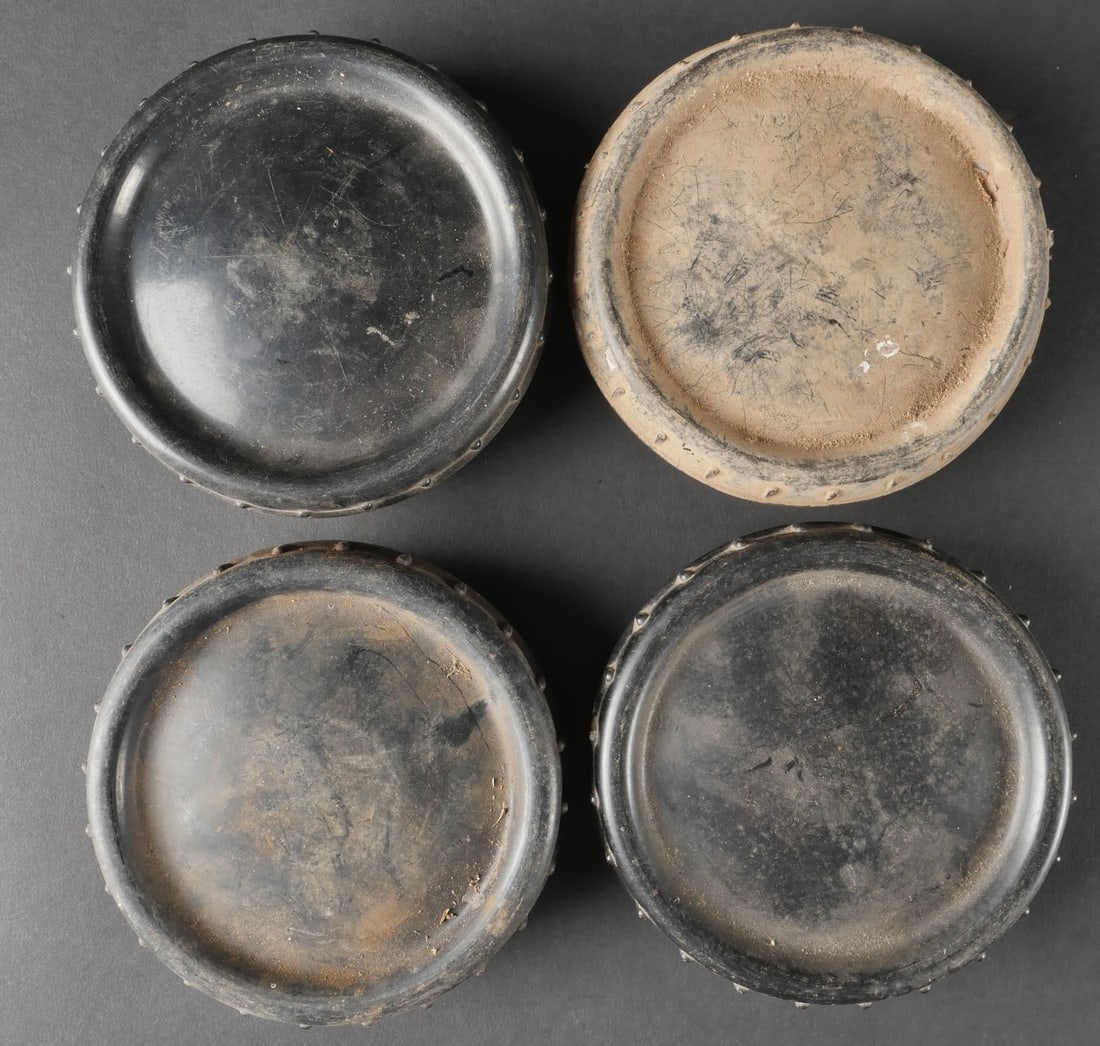 Beurriers allemand. German butter containers.: Ensemble de beurriers allemands comprenant quatre exemplaires en bakelite noire. Aucun ne presente de fissures et les pas de vis sont entierement fonctionnels. Il convient de signaler une certaine usu