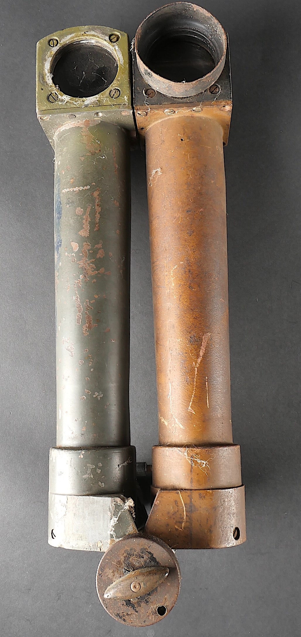 Binoculaire allemand. German binoculars.: Binoculaire allemand en metal, presentant une fixation pour trepied endommagee et incomplete. Un œilleton est absent. L’ensemble des pieces mobiles reste pleinement fonctionnel. La peinture de camo