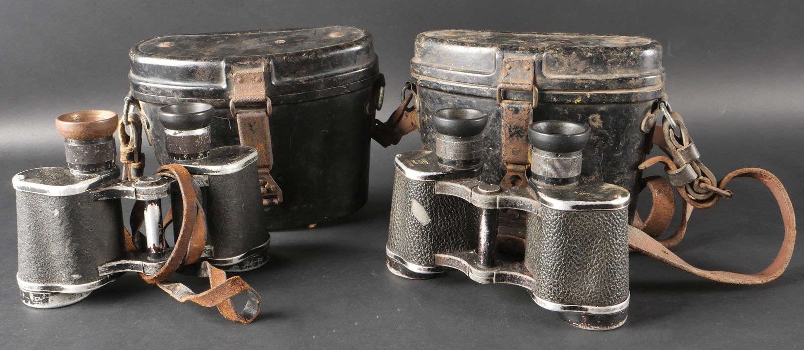 Jumelles allemande. German binoculars: Ensemble de jumelles allemandes comprenant un premier modele avec revetement en tres bon etat. La sangle de transport est absente. Les marquages sont Dienstglas 6 x 30 numero 46802 H 6400 BEK O+. Les