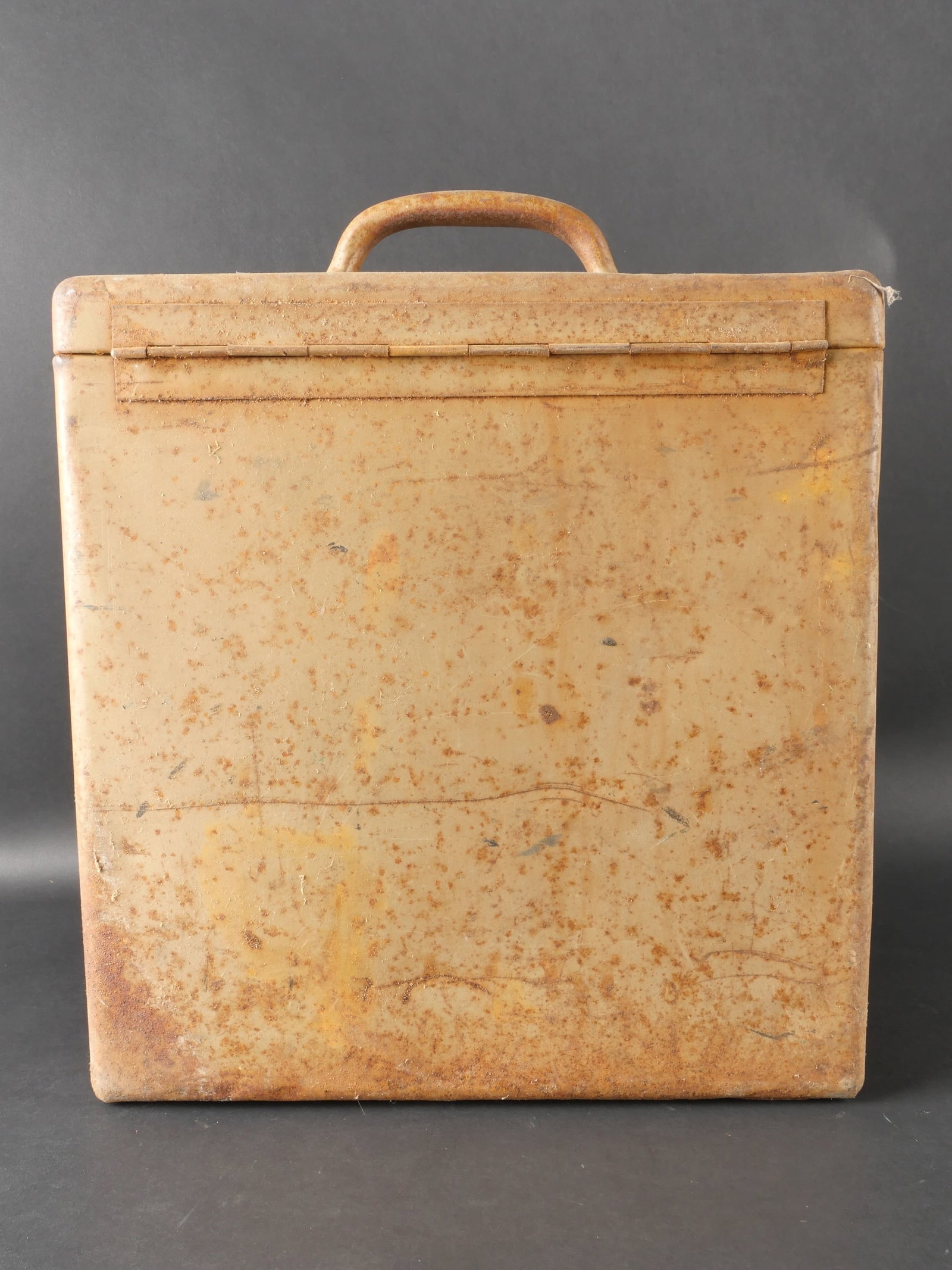 Caisse de moto allemande. German motorcycle crate: Caisse de moto allemande en metal, conservant environ 80?% de sa peinture d’origine de teinte jaune sable. La poignee de transport est bien presente, tout comme les crochets de fermeture. L’ensemb