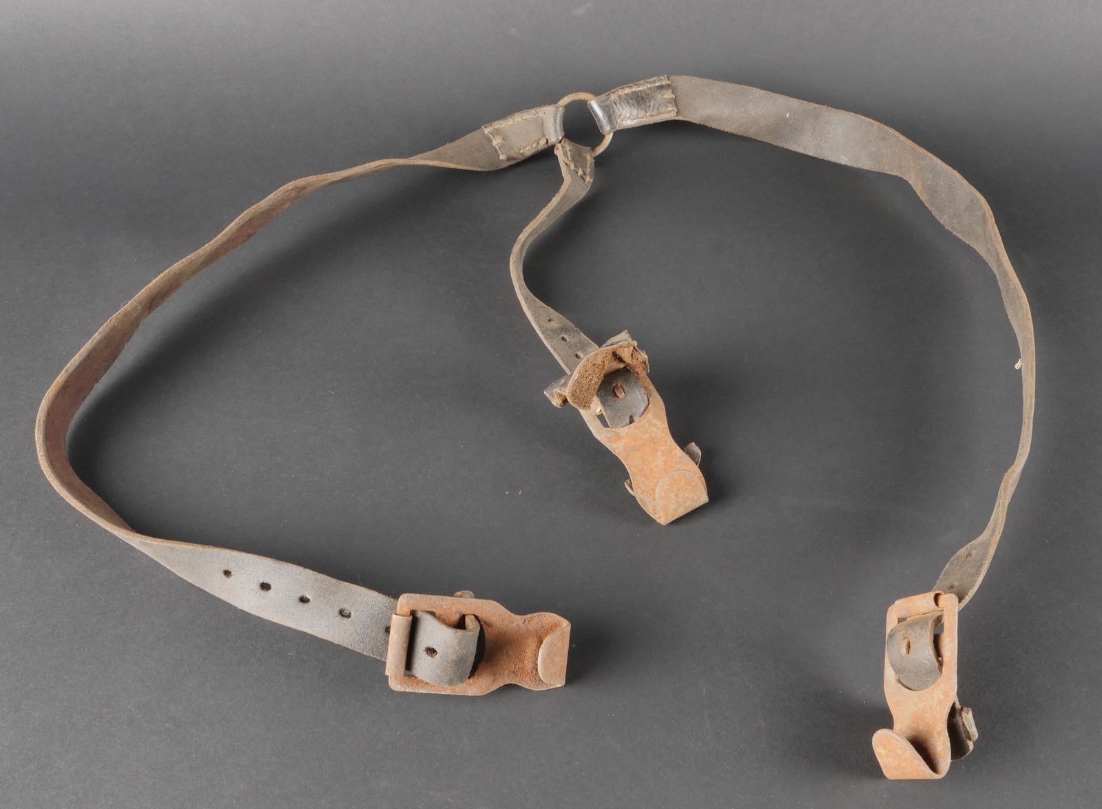 Brelage leger allemand. German light Ystrap.: Brelage leger allemand realise en cuir noir. Les parties metalliques sont presentes mais presentent une oxydation visible. Le cuir demeure souple et en bon etat structurel. Des marquages lisibles indi