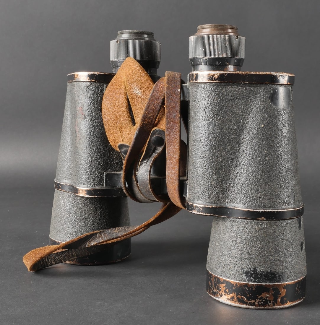 Jumelles 7 X 50 allemande. German 7 X 50 binocular.: Jumelles allemandes 7 x 50 avec un revetement en bon etat bien que presentant quelques manques. Les œilletons sont absents. Les marquages visibles sont Dienstglas 7 x 50 numero 222759 BLC accompagnes