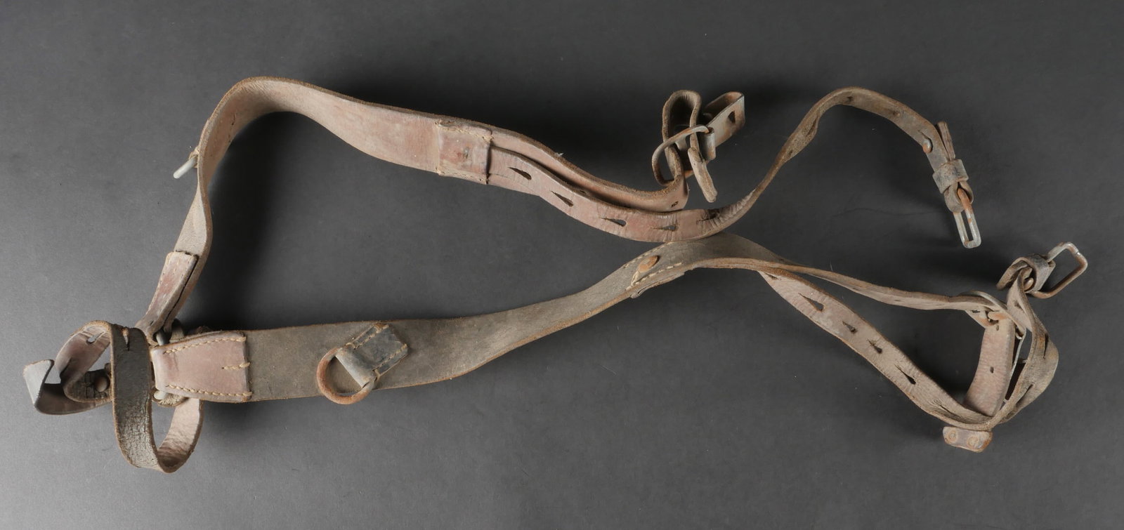 Brelage allemand. German Ystrap.: Brelage allemand en cuir bicolore avec toutes les pieces metalliques presentes bien qu’oxydees. Marquage de fabrication RBNr 0 0225 0005. Le cuir est relativement souple. a noter une certaine usure 