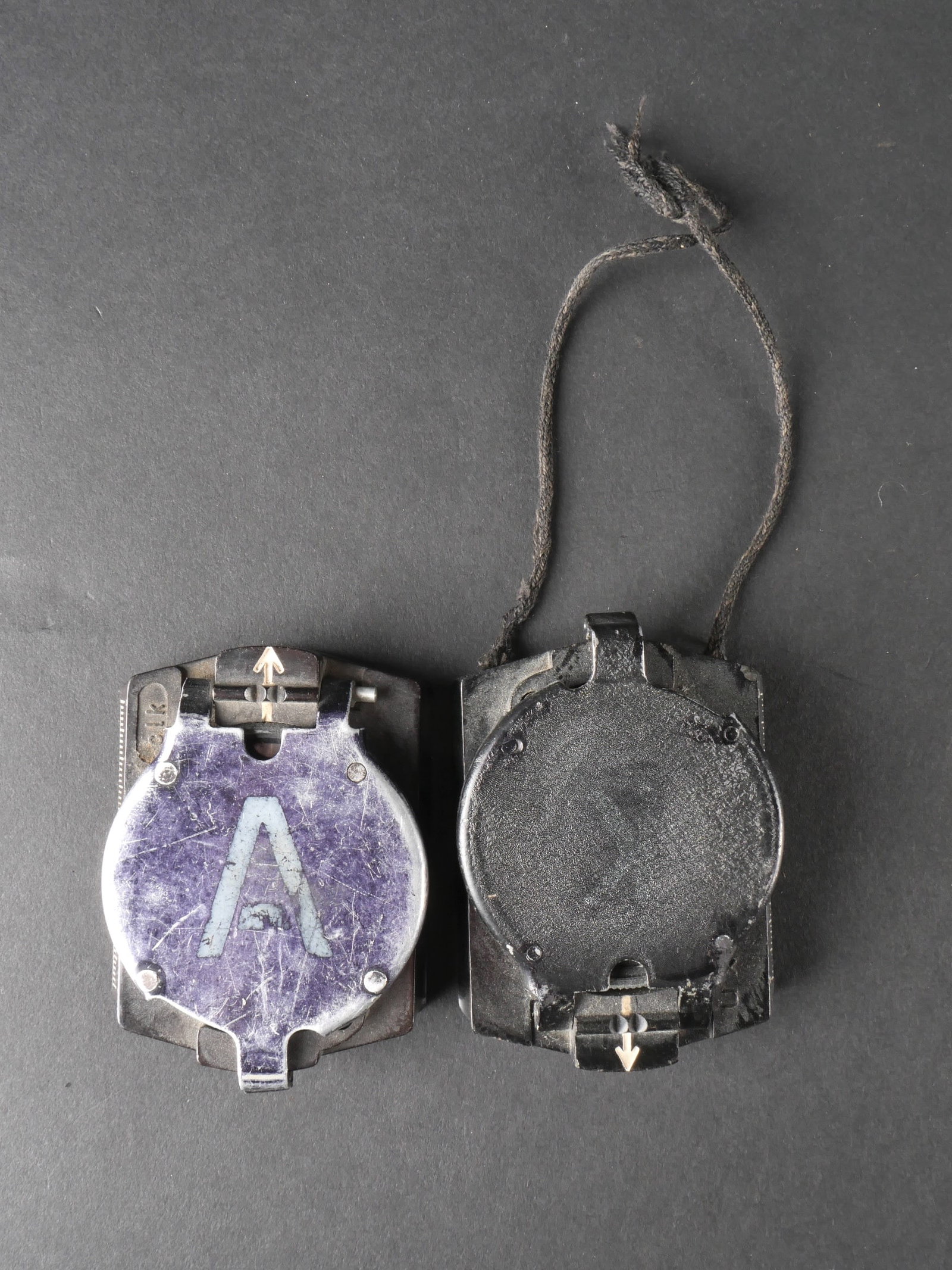 Boussoles allemande. German Compasses.: Ensemble de deux boussoles allemandes d’epoque, toutes deux fabriquees en bakelite noire. La premiere est munie d’un couvercle marque de la lettre V et reste fonctionnelle. Elle porte les marquage