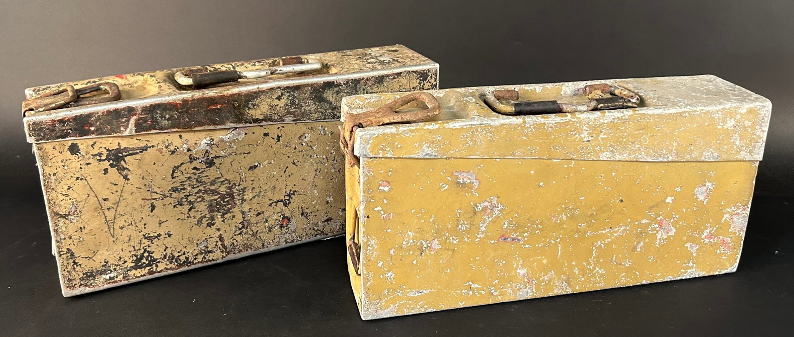 Caisses a munitions MG. German MG Ammunition boxes.: Lot de caisses a munitions pour MG, comprenant deux caisses en aluminium l’une recouverte a environ 60?% de sa peinture d’origine de teinte jaune sable, avec des marquages devenus illisibles sous 