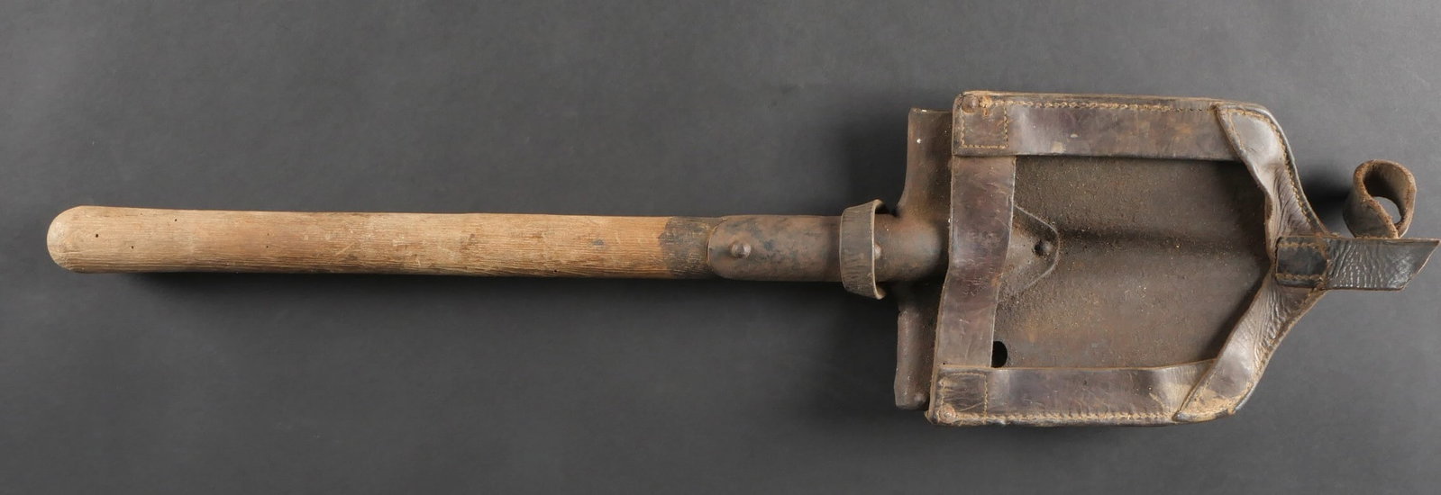 Pelle de prise allemande avec son rare porte pelle polonais. Captured German entrenching tool with: Pelle de prise allemande avec son rare porte pelle polonais. Retrouvee a Nisramont pres de la Roche en Ardenne, cette pelle type italienne ou russe, avec le rare porte pelle polonais en cuir, bien mar