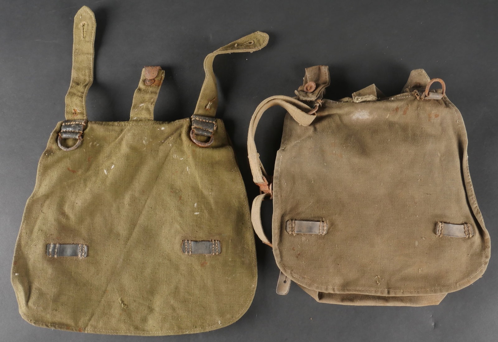 Sacs a pain allemand. German bread bags.: Ensemble de sacs a pain allemands comprenant un premier modele realise en toile epaisse de teinte Feldgrau avec renforts en cuir noir. La bretelle de transport est manquante et aucun marquage n’est 
