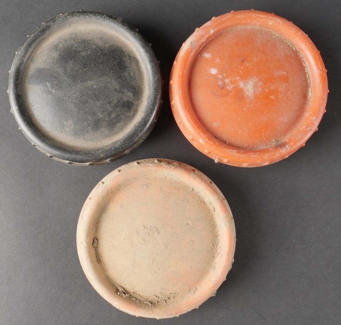 Beurriers allemand. German butter containers.: Ensemble de beurriers allemands comprenant deux exemplaires en bakelite de couleur orange et un en bakelite noire. Aucun ne presente de fissures et les pas de vis demeurent fonctionnels. L’un des be