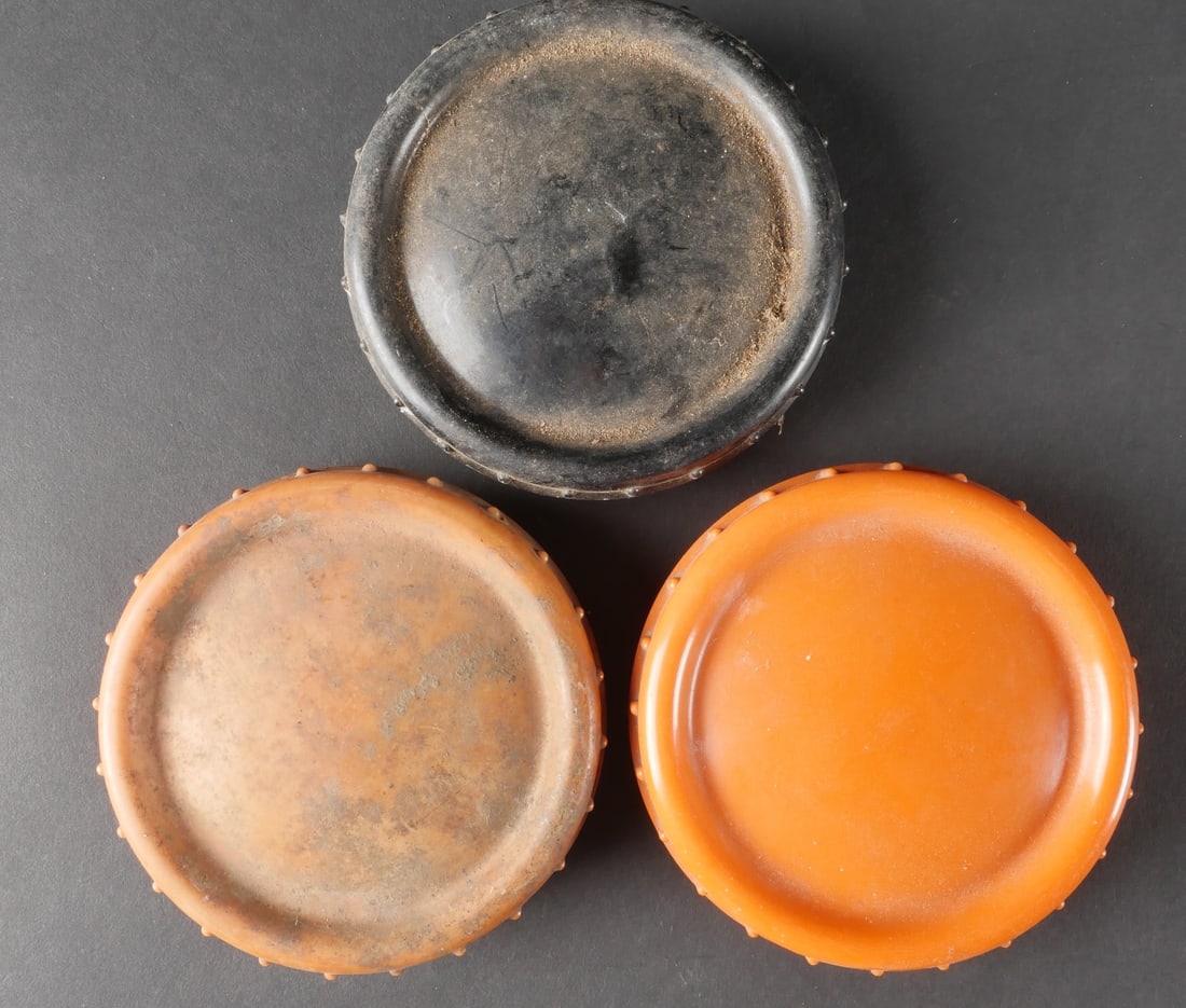 Beurriers allemand. German butter containers.: Ensemble de beurriers allemands comprenant deux exemplaires en bakelite de couleur orange et un en bakelite noire. Aucun des boitiers ne presente de fissures. Les pas de vis sont en bon etat et demeur