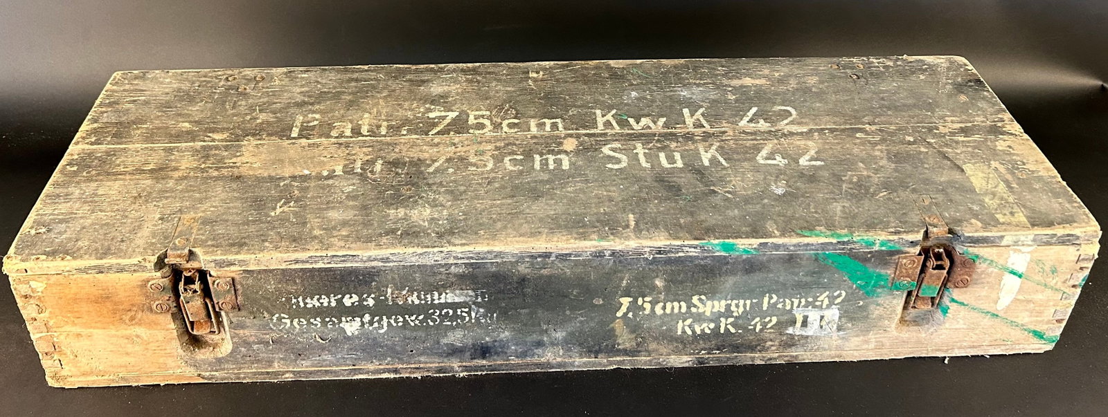 Caisse Patr 7,5 KWK 42. 7.5 cm KwK 42 Ammo Box: Caisse Patr 7,5 KWK 42 en bois, recouverte a environ 60?% de sa peinture d’origine de couleur Feldgrau. Les cordelettes de transport sont toujours en place. Le couvercle porte les inscriptions Patr 