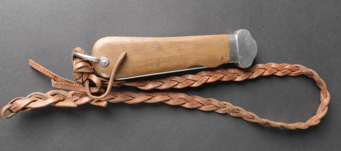 Couteau de parachutiste allemand. German Luftwaffe gravity knife: Couteau de parachutiste allemand. Garnitures metalliques conservees dans leur couleur d’origine, plaquettes en bois. L’anneau grenadiere est present, mais le systeme de blocage de la lame est abse