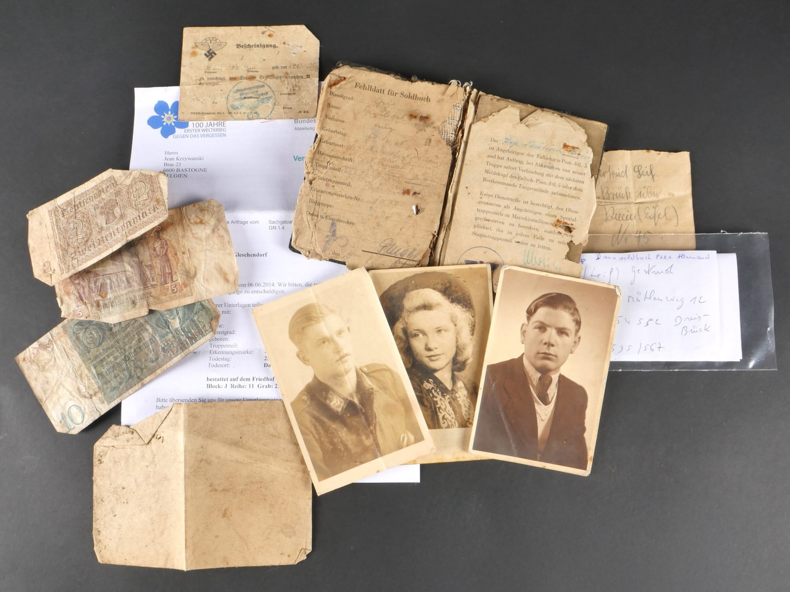 Carnet du parachutiste Heinz Paulisch. Paratrooper Heinz Paulisch s notebook: Carnet du parachutiste Heinz Paulisch, exemplaire fortement endommage, avec photographie d’identite presente mais tres deterioree. Numero Feldpost 63022, correspondant au Stab FallschirmPionierBatai