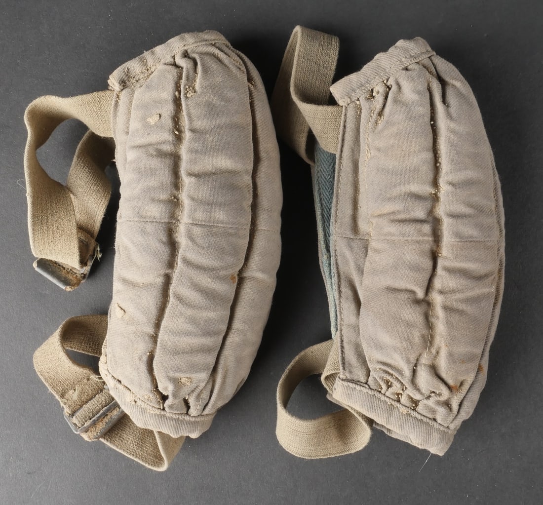 Coudieres parachutiste allemand. German paratrooper elbow pads.: Paire homogene de coudieres de parachutiste allemandes en tissu molletonne. Toutes les sangles sont presentes. Les marquages sont visibles mais illisibles. Il convient de signaler une certaine usure a