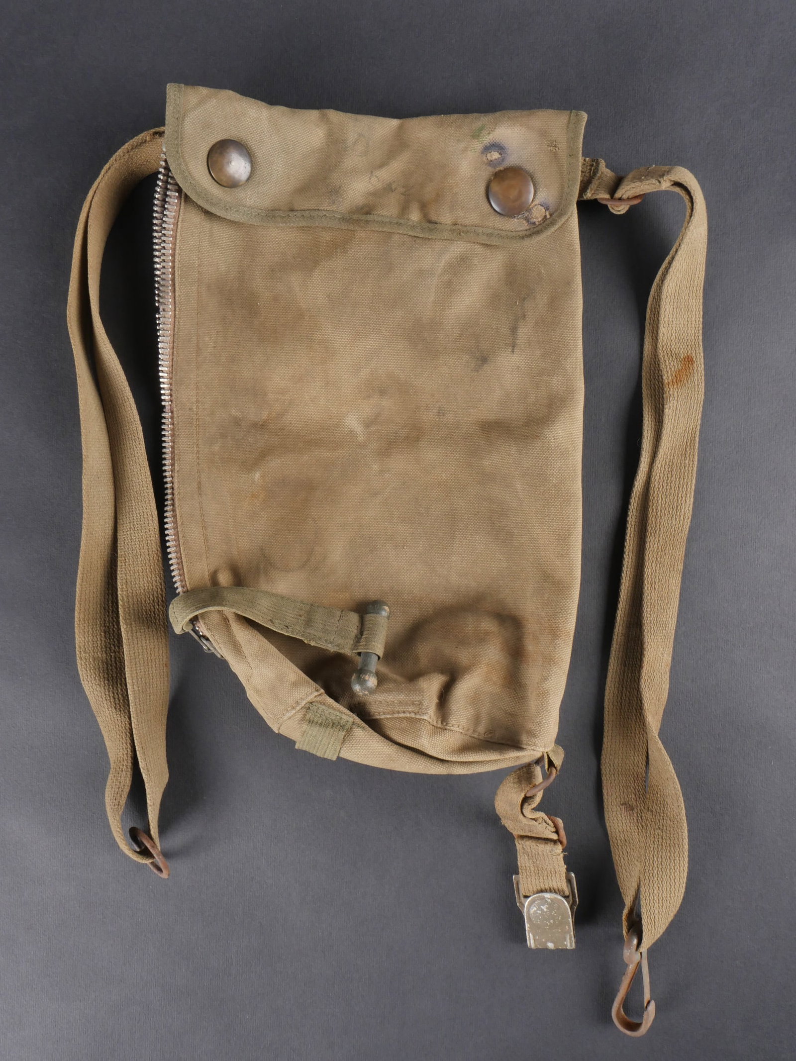 Housse de masque antigaz de parachutiste allemand. German paratrooper gas mask cover.: Housse de masque antigaz de parachutiste allemand en forte toile Feldgrau avec boutonpression fonctionnels et fermeture a glissiere egalement operationnelle de fabrication Rapid. La tirette est comple