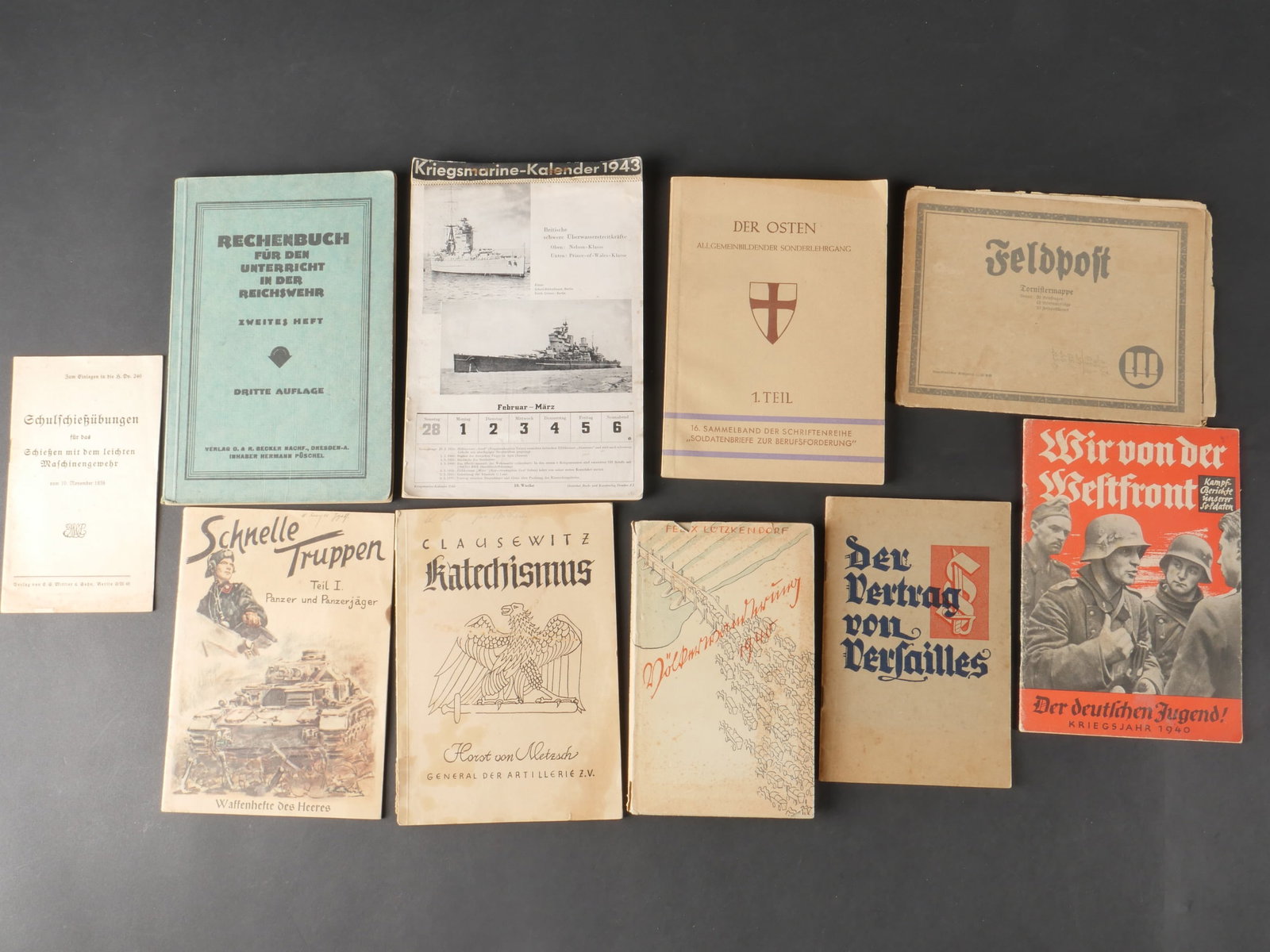 Livrets allemand. German booklets.: Ensemble de livrets allemands presentant une grande diversite de contenus militaires et politiques. Il comprend un livret intitule Der Vertrag von Versailles edite a Berlin en 1933, un manuel Schnelle