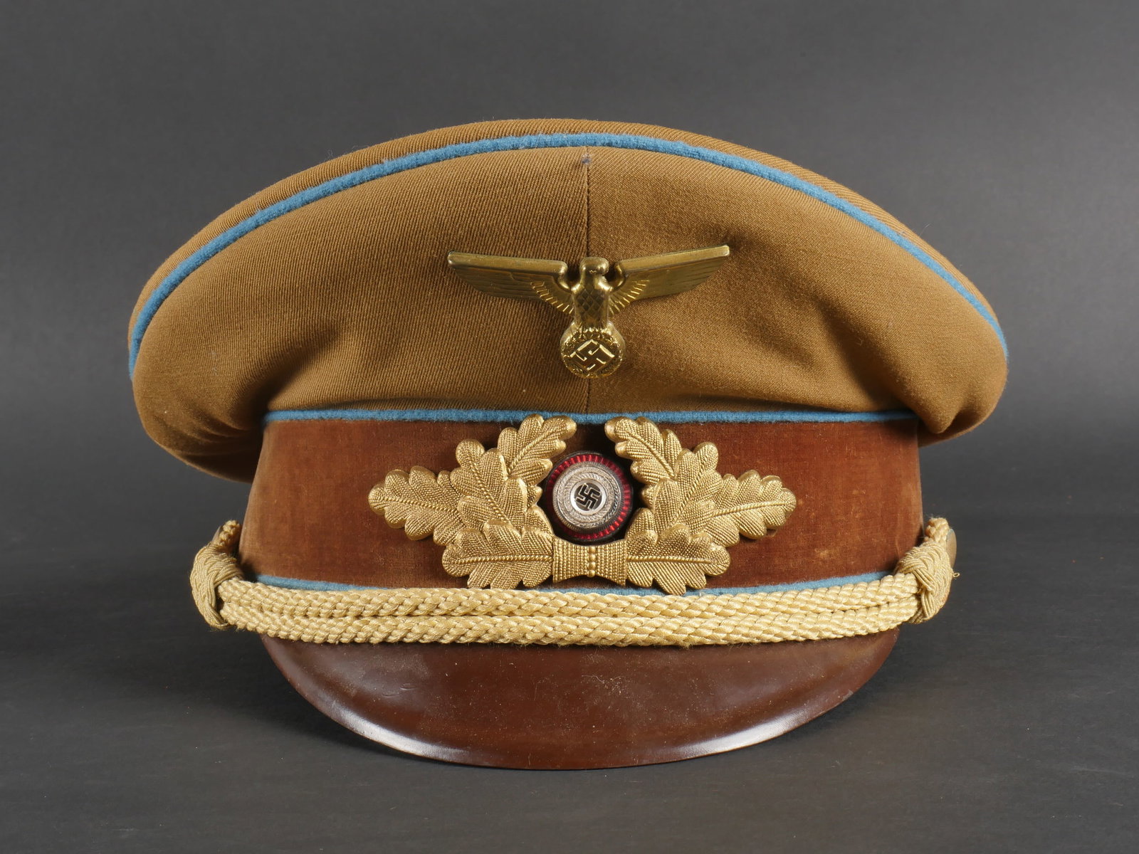 Casquette de Politischer Leiter. Politischer Leiter cap.: Casquette de Politischer Leiter, confectionnee en gabardine de couleur kaki. Elle presente un bandeau en velours marron. Triple lisere bleu. L’aigle ainsi que les feuilles de chene sont en metal, le