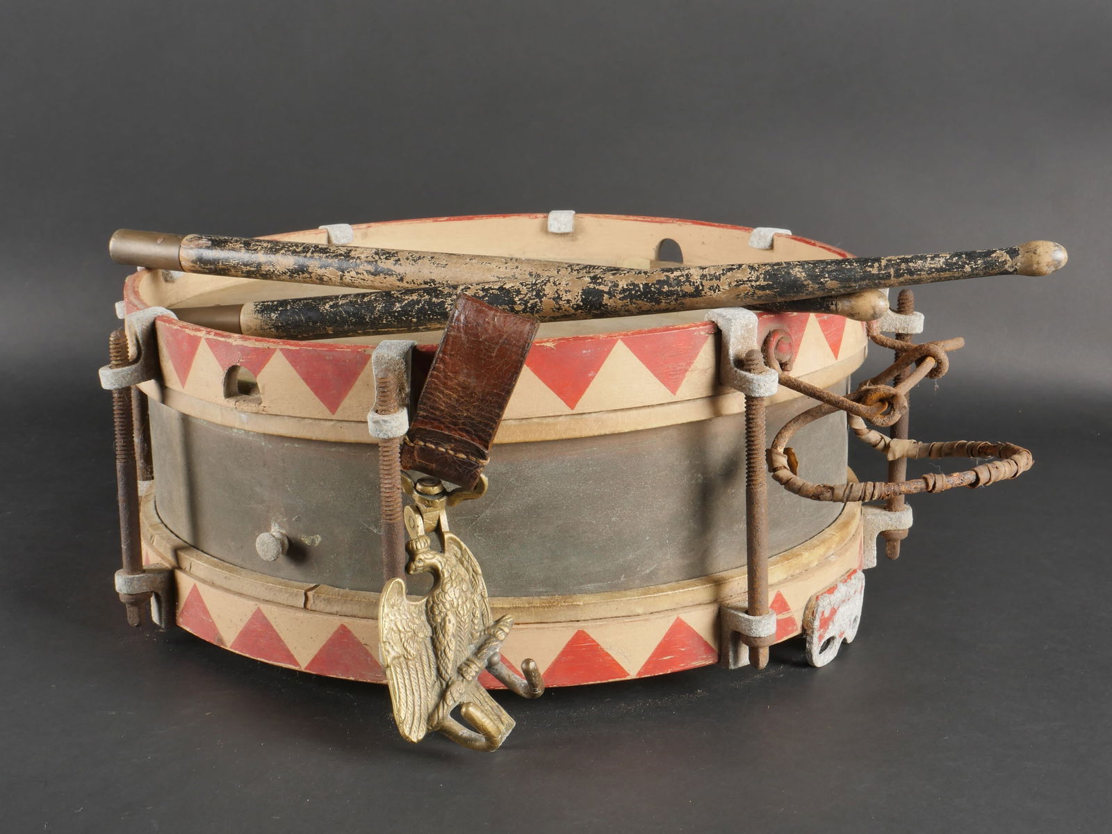 Tambour Hitlerjugend. Hitler Youth Drum: Tambour Hitlerjugend avec armature en bois peint. Les deux peaux sont presentes dont l’une est dechiree et a ete reparee avec du ruban adhesif. La poignee de transport est complete mais le cuir qui