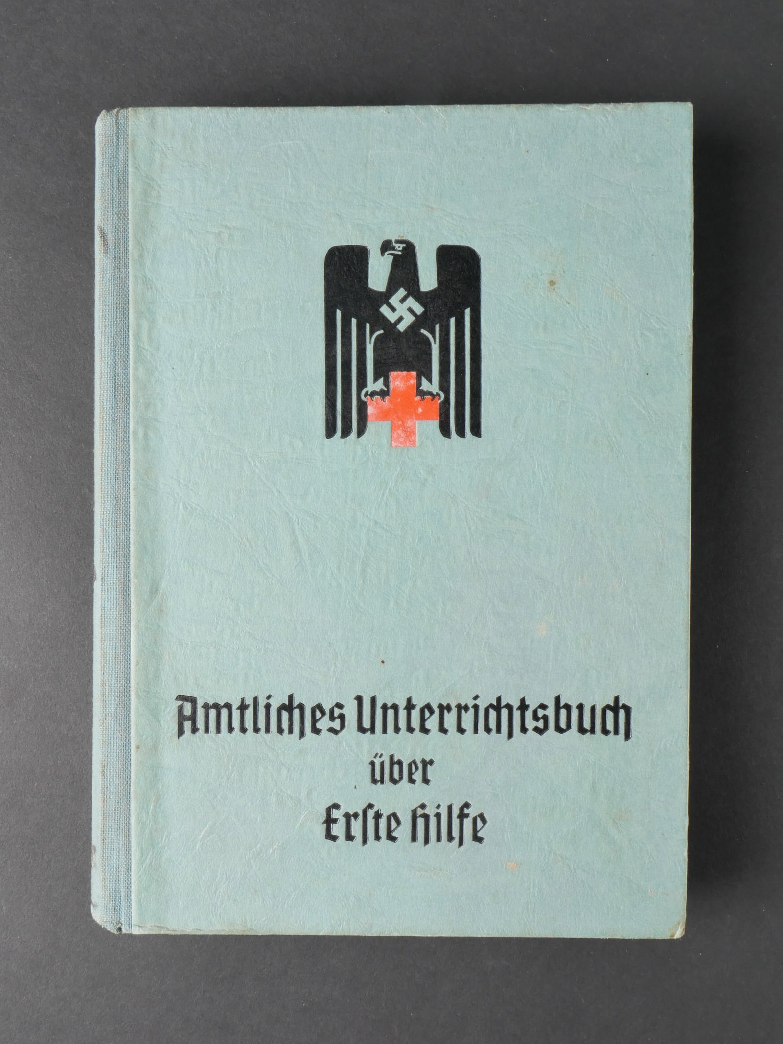 Manuel du DRK. German DRK Book.: Manuel de premiers secours du Deutsches Rotes Kreuz, dote d’une couverture cartonnee ornee d’un bel aigle du DRK. L’ouvrage est intitule Amtliches Unterrichtsbuch uber Erste Hilfe et date de 193