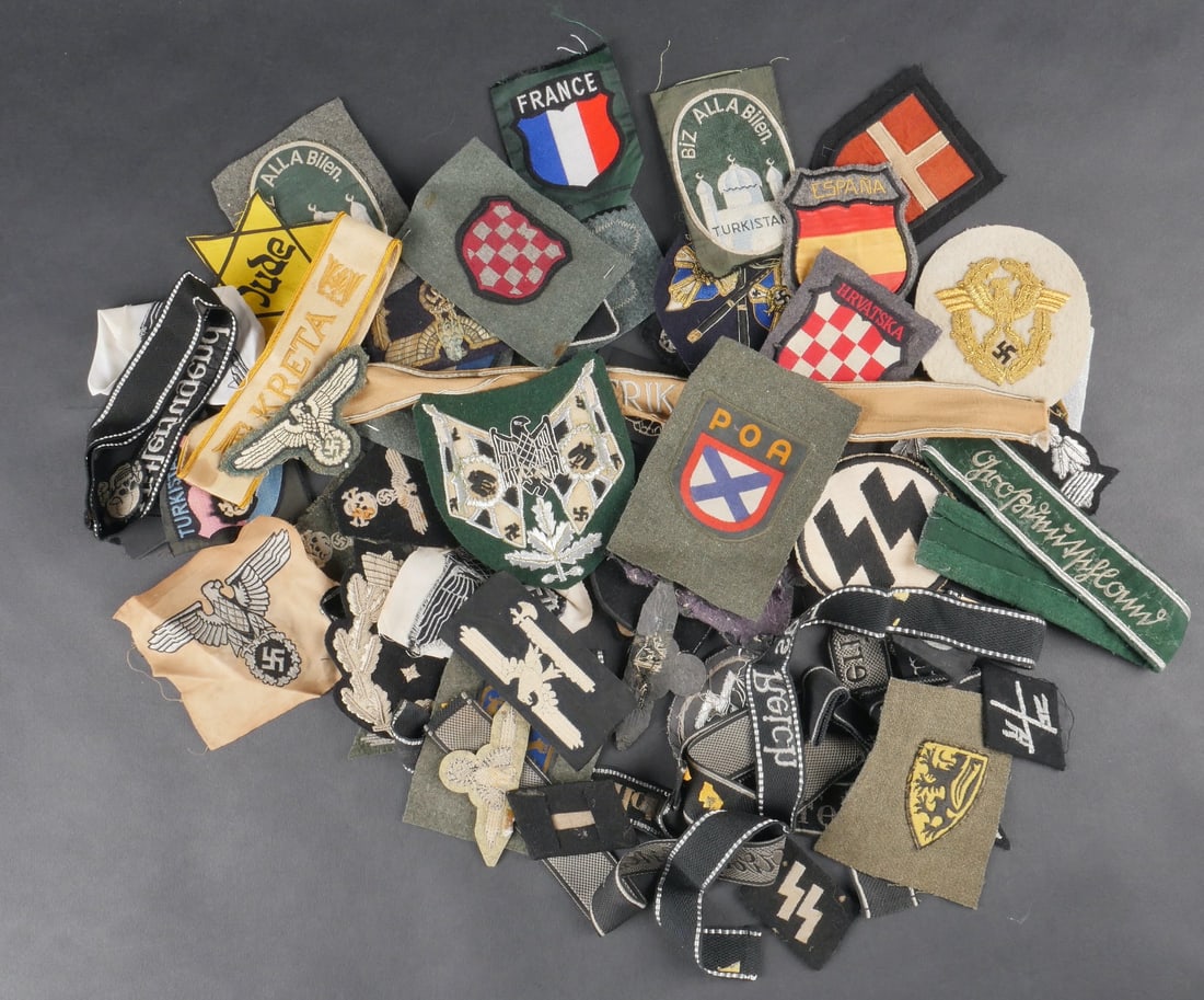Reproductions d insignes allemand. Reproduction of German insignia.: Reproductions d insignes allemand. Divers modeles et fabrication. L integralite des insignes sont des reproductions. A noter une certaine usure et patine des pieces. Etat II+. Reproductions d’insign