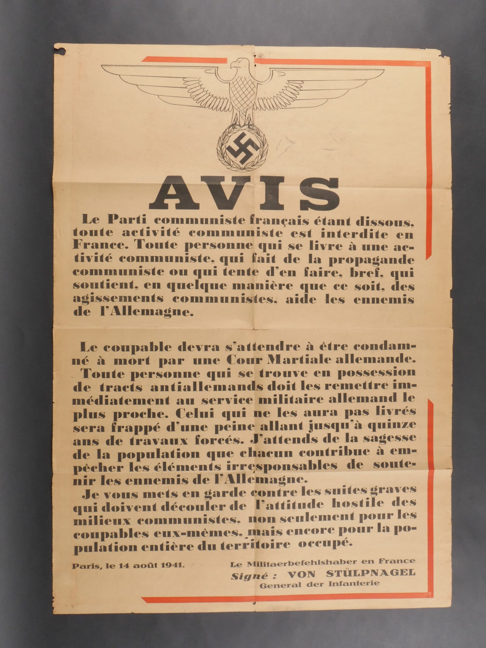 Affiche allemande. German Poster.: Affiche relative a l’interdiction du Parti communiste en France, imprimee sur papier. En-tete orne d’un bel aigle allemand. Bordure rouge encadrant le texte redige en francais et intitule « Avis 