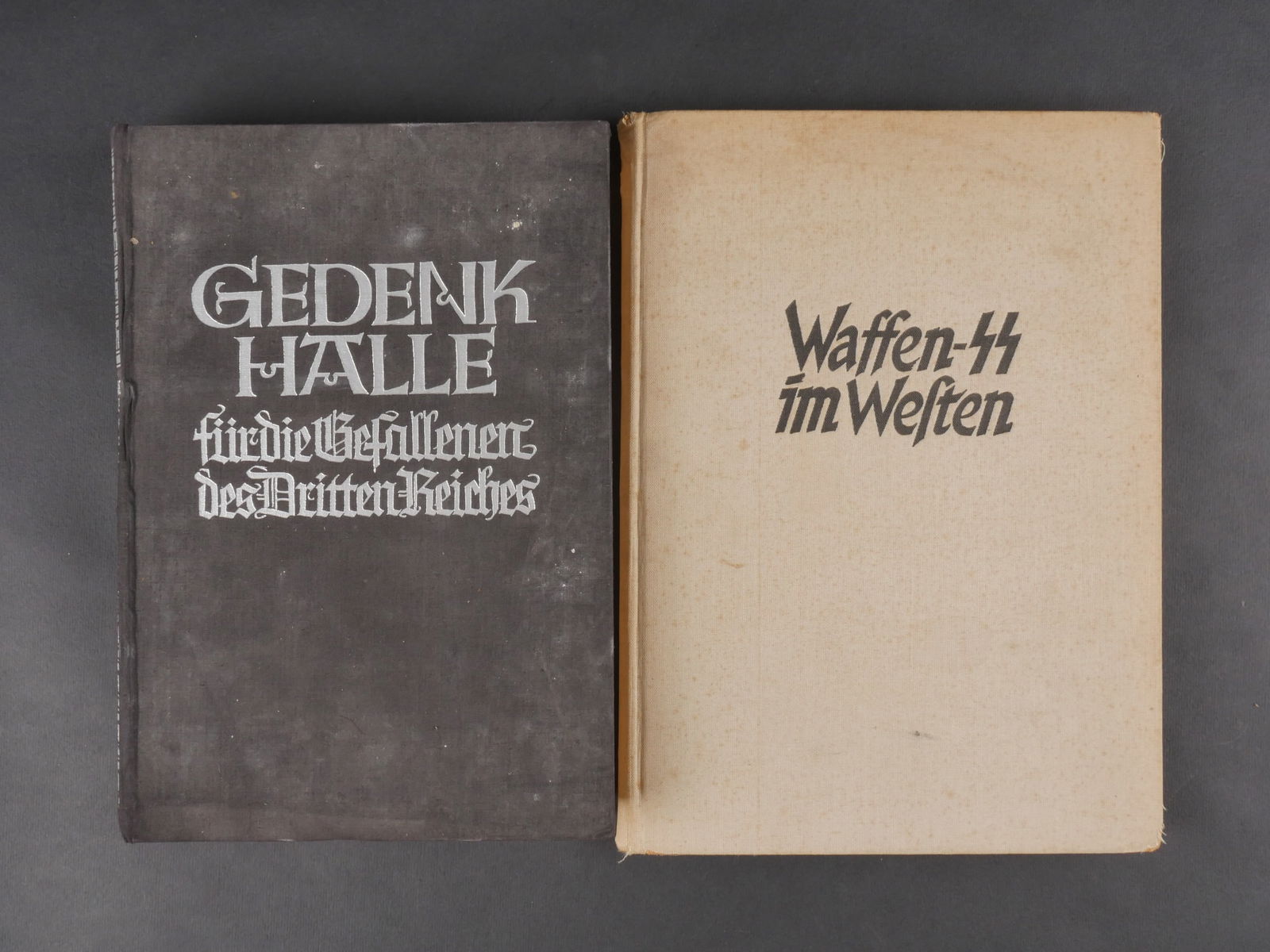 Livres allemand. German books.: Deux ouvrages allemands, Waffen SS im Westen, 1941, et Gedenkhalle fur die Gefallenen des Dritten Reiches, 1938. Presente une certaine usure et patine. etat II+. Two German publications, Waffen SS im