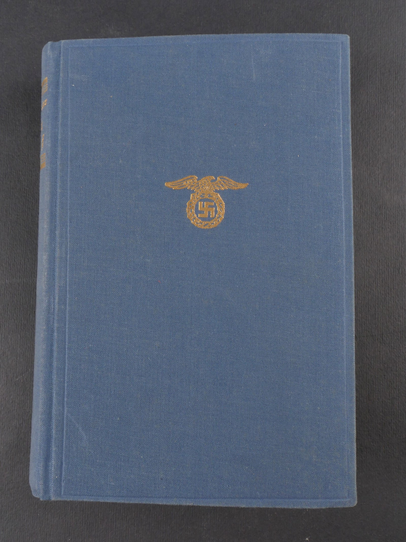 Mein Kampf.: Mein Kampf, couverture bleue ornee d’un aigle dore. Complet, date 1932. Legere usure. etat II+. Mein Kampf, blue cover decorated with a gilt eagle. Complete, dated 1932. Light wear. Condition II+