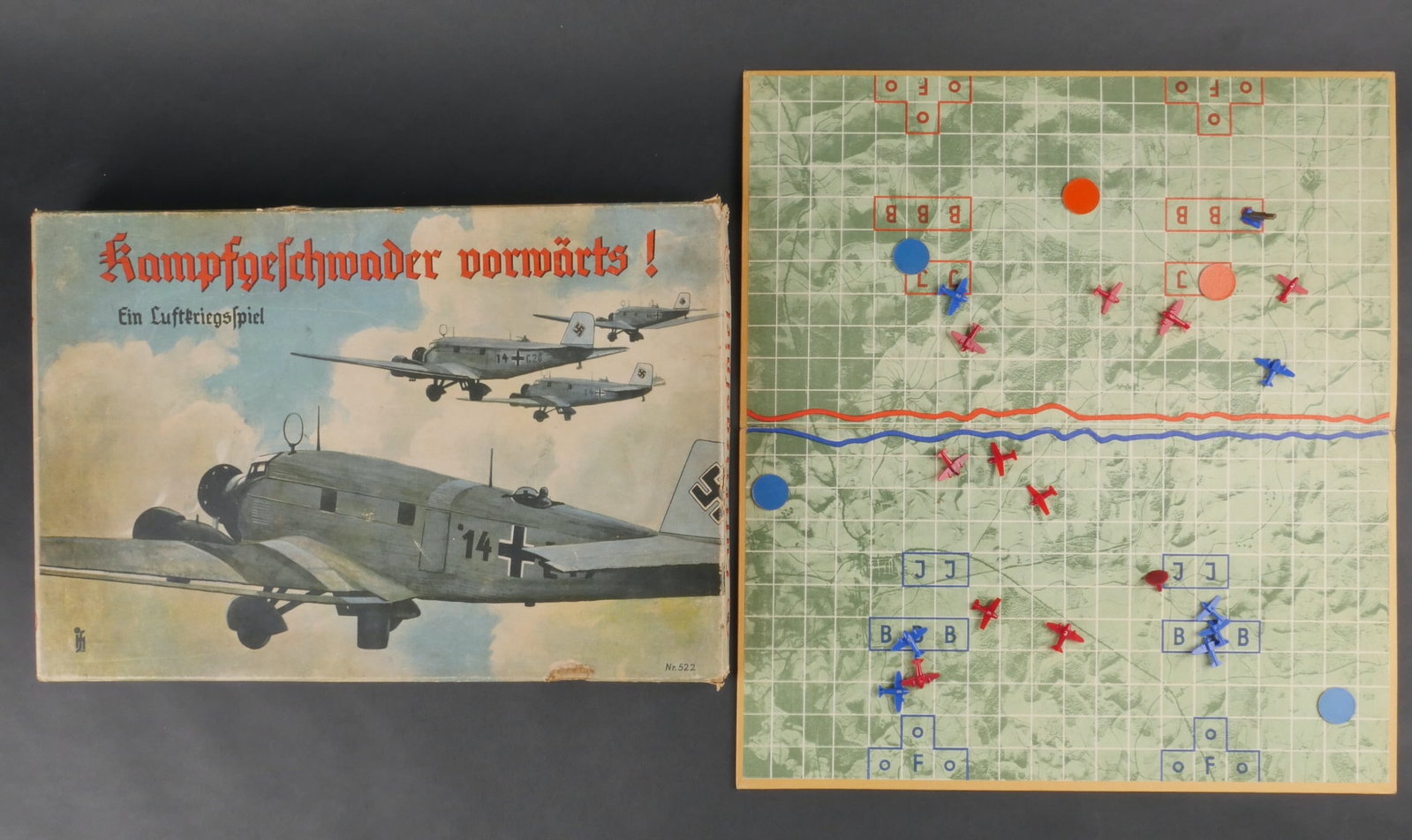 Luftkriegspiel.: Luftkriegspiel en boite cartonnee decoree en couleur. Quelques dechirures visibles sur les bords. Numero 522. Marquage Kampfgeschwader Vorwarts bien present. Plateau de jeu complet, majorite des pions
