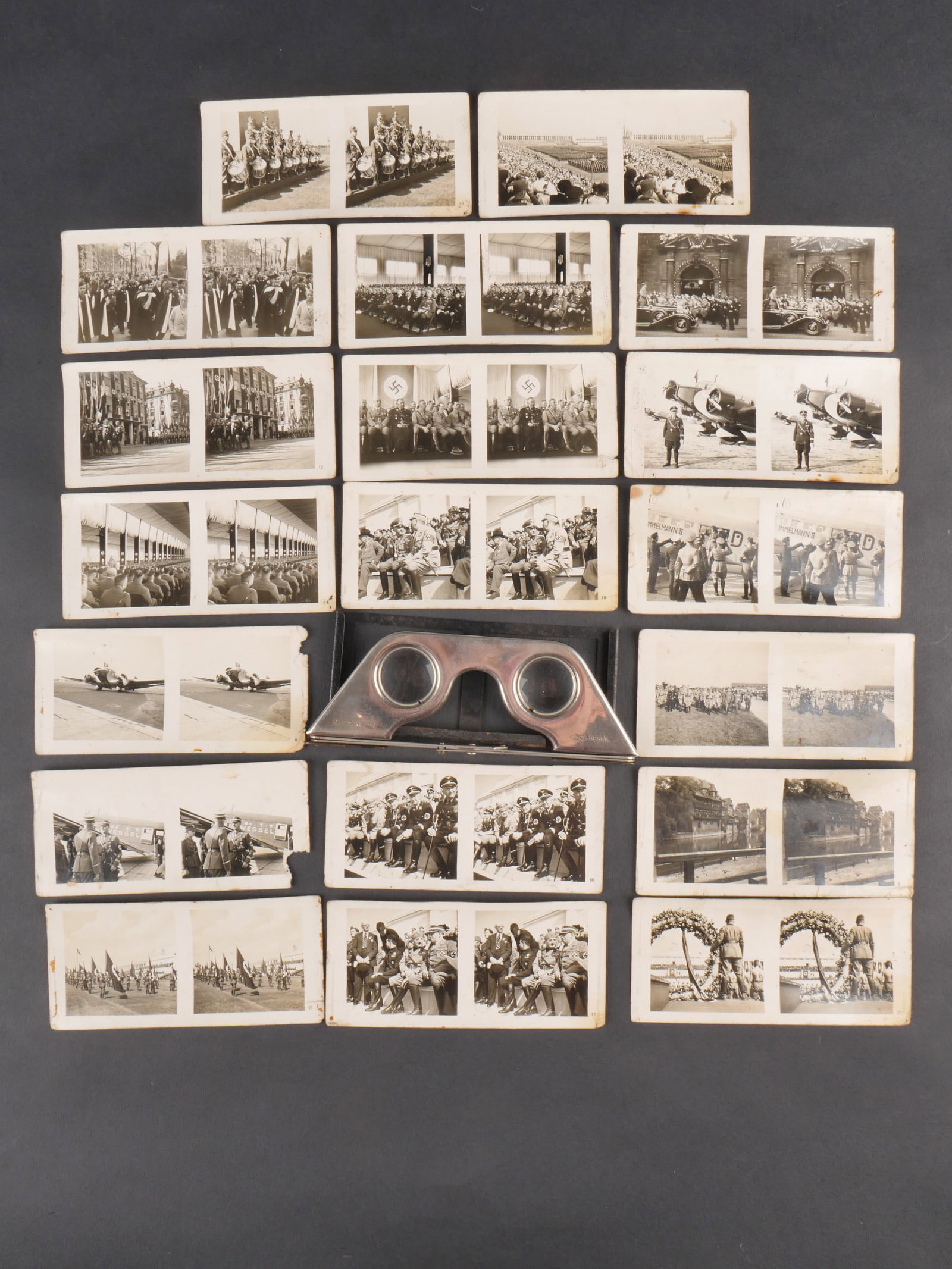 Visionneuse allemande. German viewer: Visionneuse allemande en armature de metal. Verres en tres bon etat. Marquages Raumbild Verlag Ges Gesch. Support oxyde. Nombreuses photographies du parti conservees. Usure et patine visibles. etat II