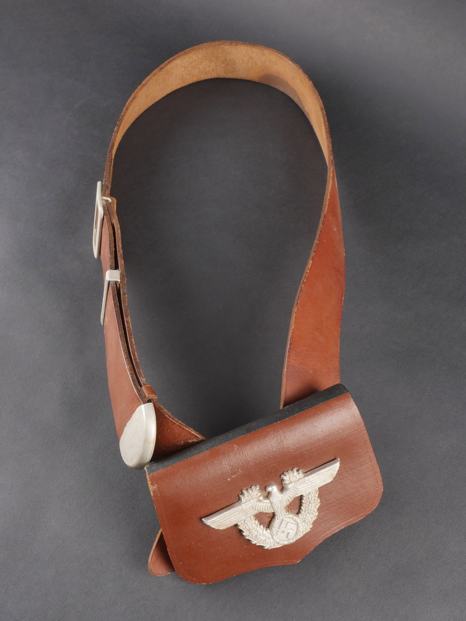 Giberne Gendarmerie. Gendarmerie cartridge pouch: Giberne de la Gendarmerie, pochette en cuir marron epais avec toutes ses sangles. Bel aigle de la Polizei en aluminium appose sur le rabat. Grande sangle en cuir complete avec garnitures en aluminium.