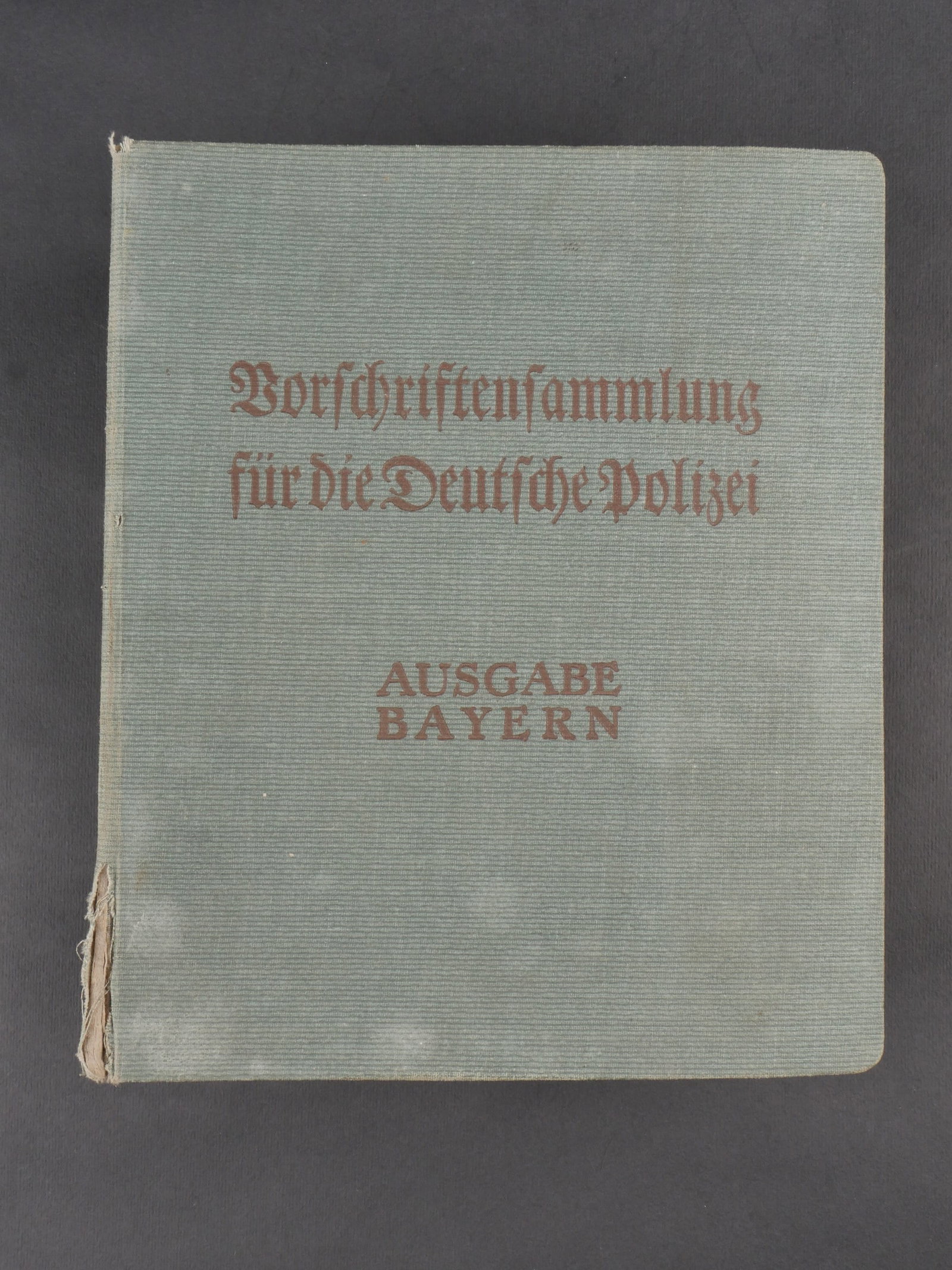 Repertoire Polizei.: Repertoire de la Polizei. Couverture cartonnee recouverte de tissu, marquee Borschriftensammlung fur die Deutsche Polizei, Ausgabe Bayern. Complet, tous les onglets sont presents. A noter une certaine
