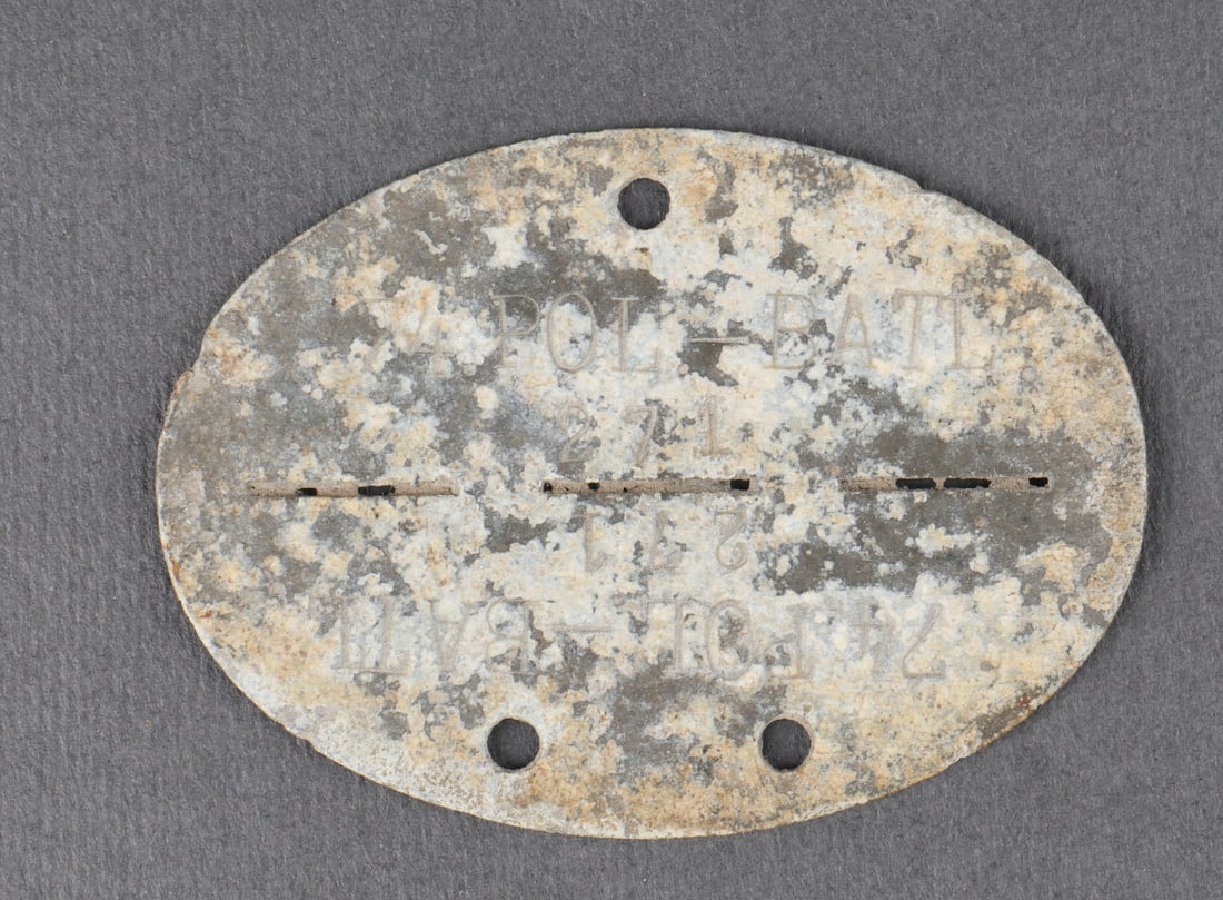 Plaque d identite Polizei. Polizei dog tag.: Plaque d identite de la Polizei en metal fortement oxydee, marquages 74.POL-BATL, numero 271. Presente une patine marquee, avec traces d’oxydation. etat II+. Heavily oxidized metal Polizei identific