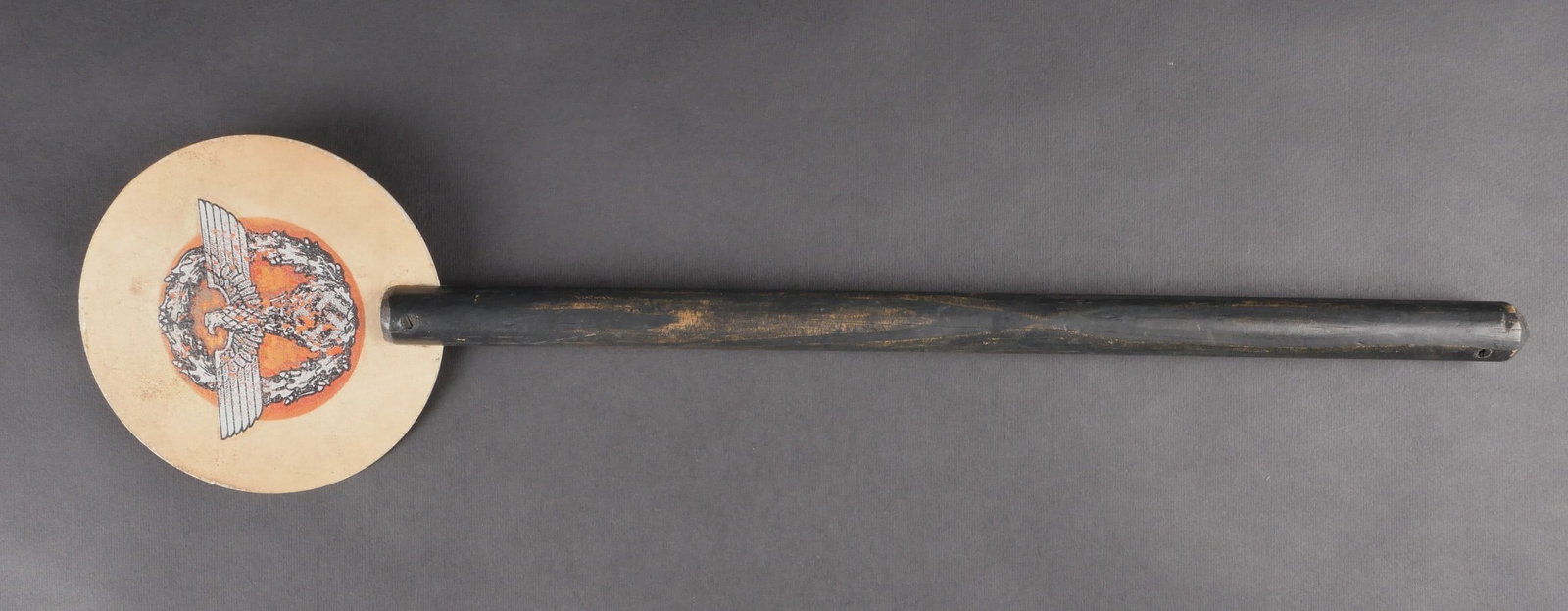 Raquette de signalisation Polizei. Polizei traffic control paddle.: Raquette de signalisation de la Polizei avec manche en bois presentant des traces d’usure dans la peinture. Disque central portant un aigle de la Polizei tres efface. Diametre 14 cm, longueur 56,5 c