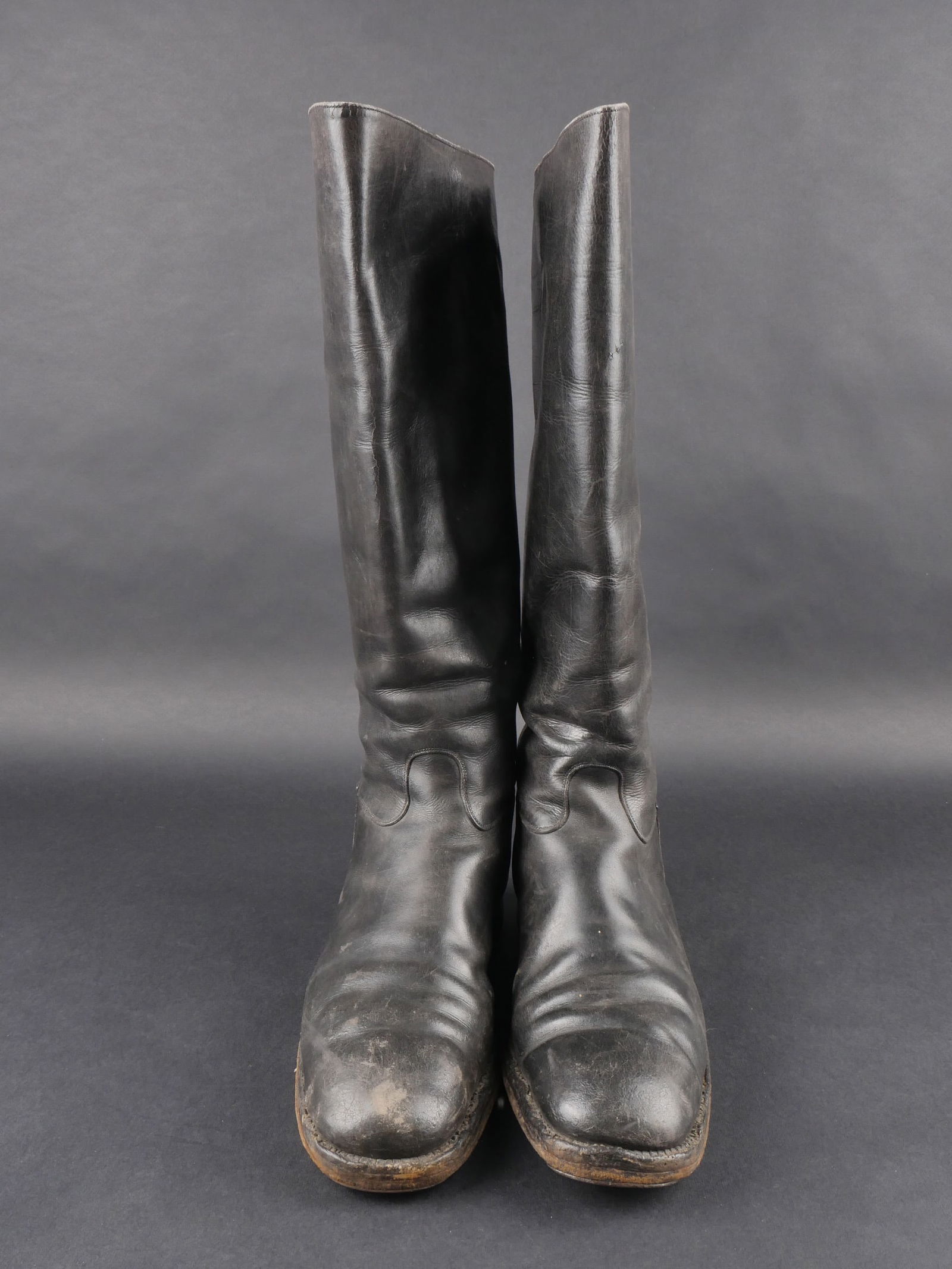 Bottes d officier allemand. German officer boots: Bottes d’officier allemand. Tiges hautes en cuir noir brillant et souple. Semelles et talons en cuir, talons ferres. Pointure estimee a 42/43 francaise. Paire homogene. Presente une patine d’usage