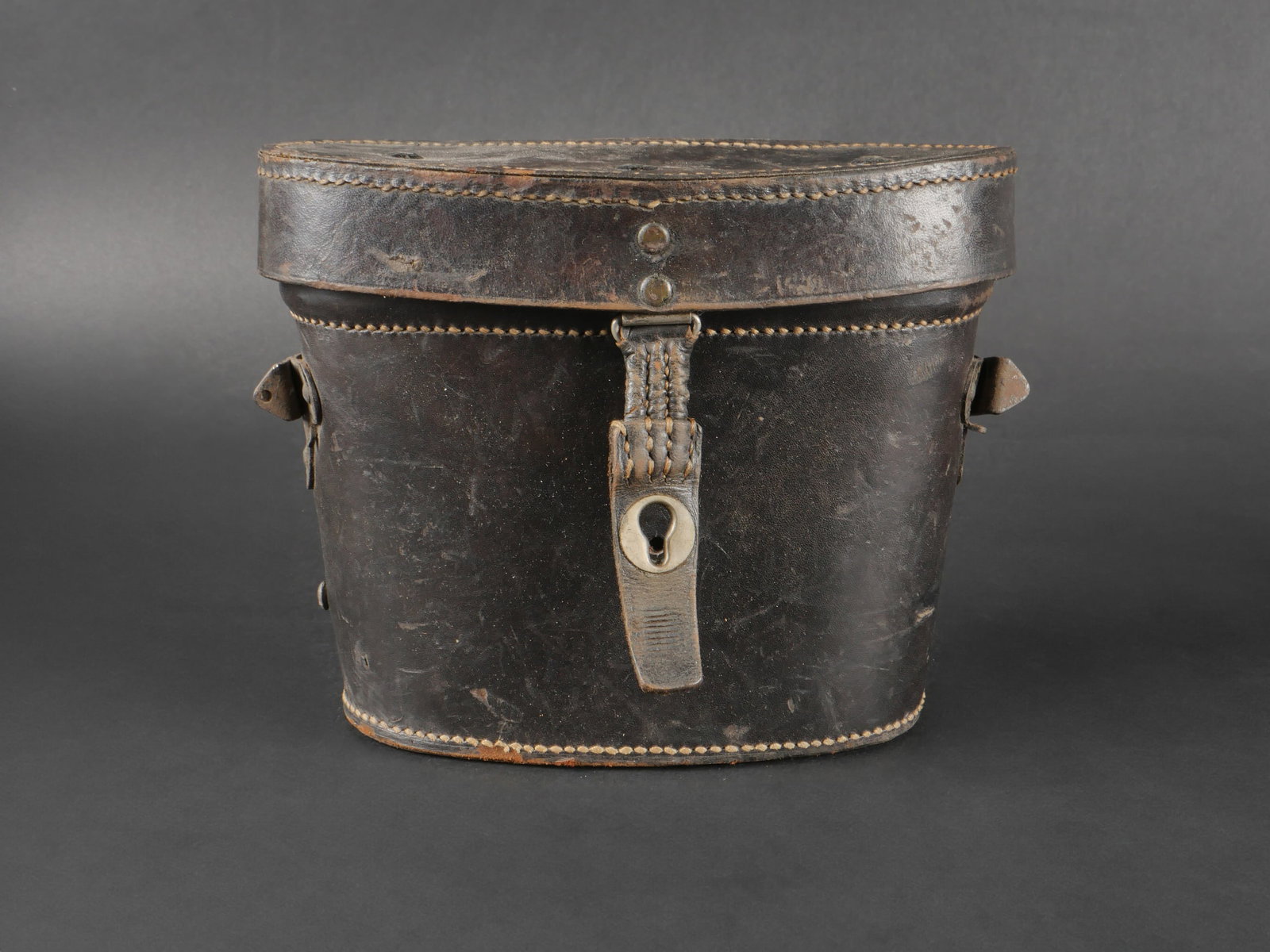 Housse de jumelle allemande. German binocular case: Housse de jumelle allemande. Realisee en cuir noir epais. Tirette complete. Sangle de transport manquante. Couvercle portant le chiffre I. Beau tampon du Reichsamt. Fabrication Reinhold Adam Mainz 193