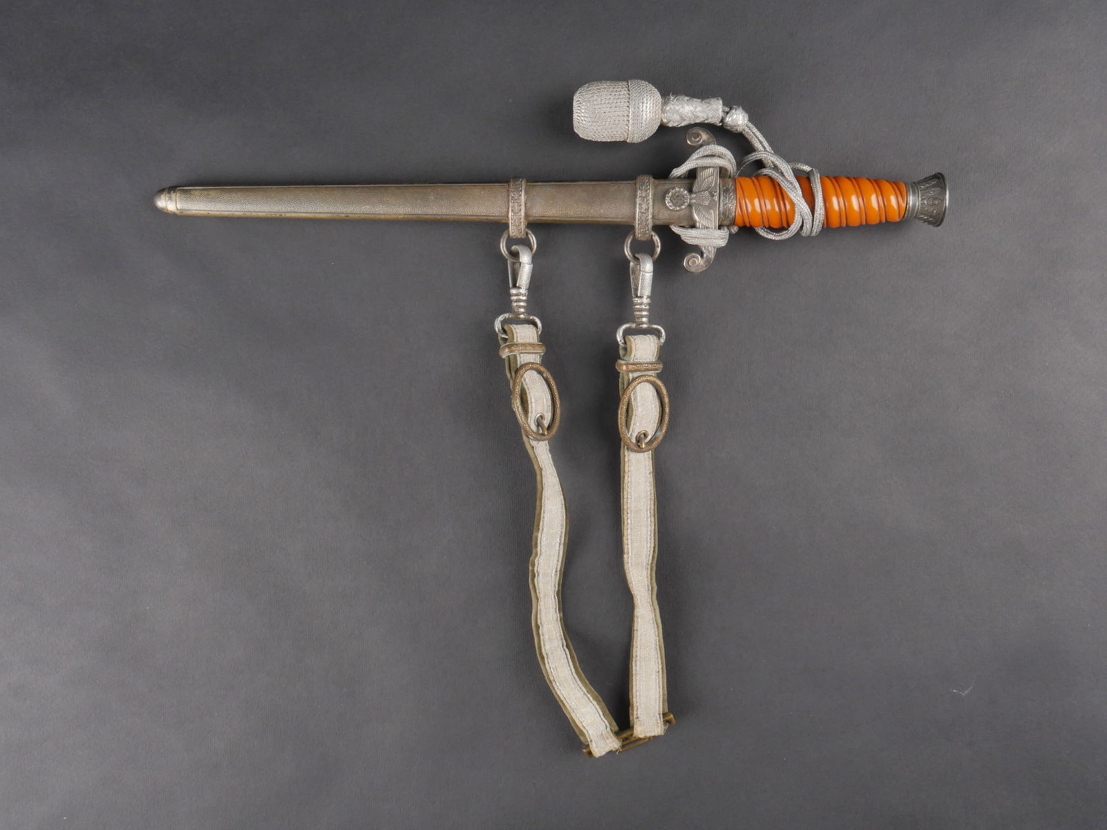 Dague de la Heer. German Heer dagger.: Dague de la Heer. Garnitures metalliques en excellent etat. Poignee en celluloid orange. Belle lame presentant quelques traces d’oxydation. Fabrication WKC Solingen. Dragonne argentee complete. Four