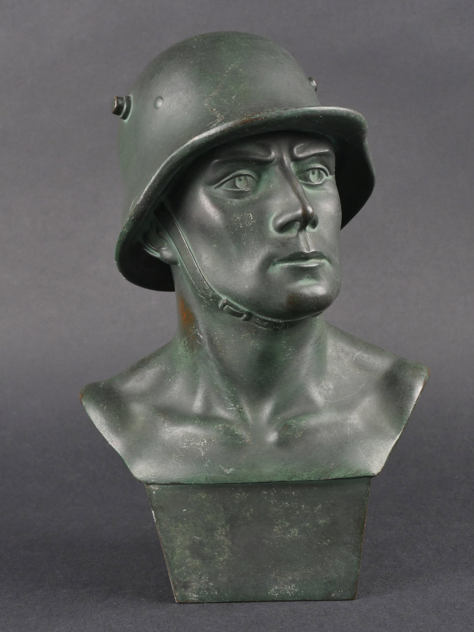 Buste allemand. German figure.: Buste de soldat allemand en bronze de belle facture representant un soldat casque. Signature de l’artiste Schmidt partiellement lisible. Hauteur approximative de 25 cm. Presente une certaine usure e